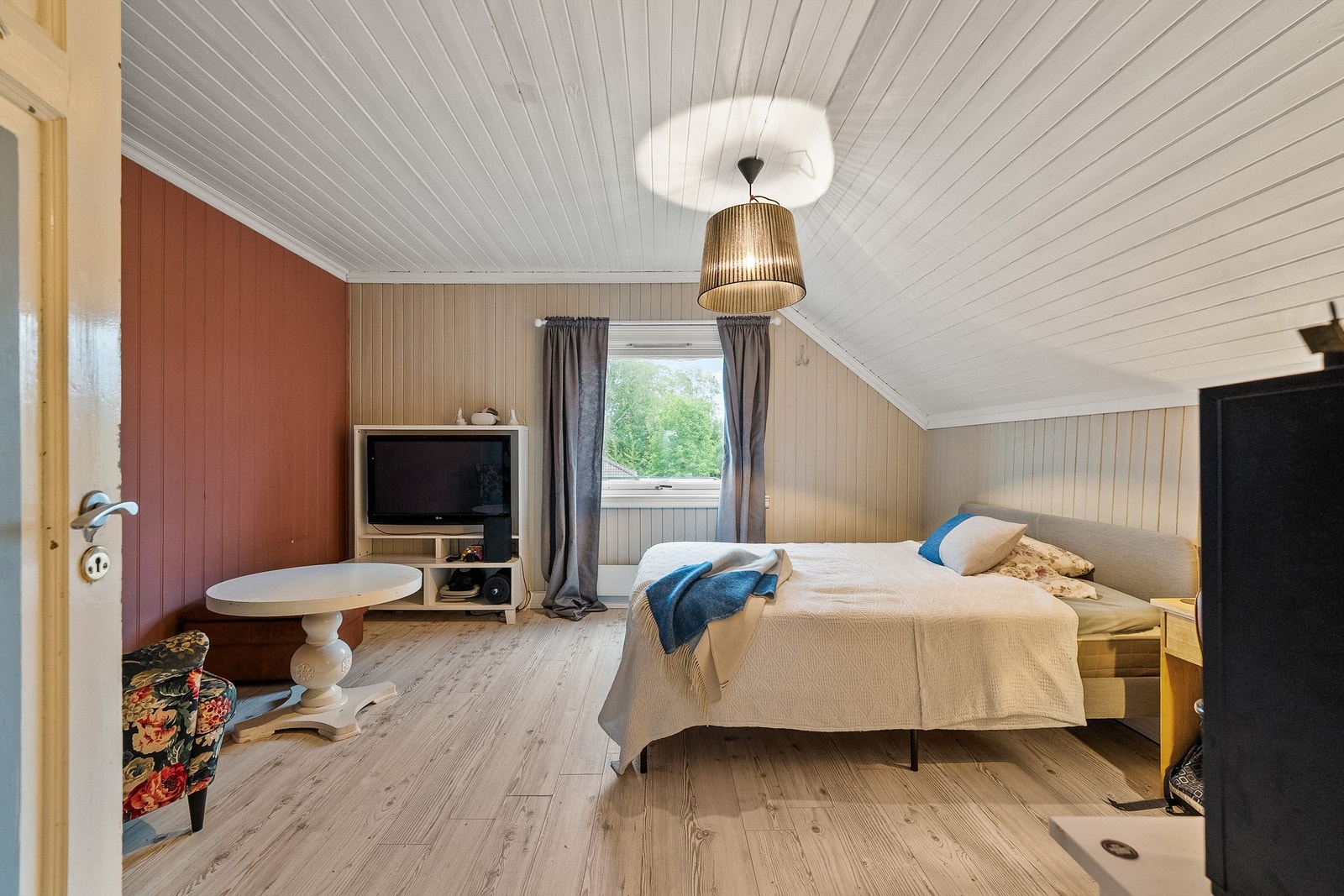 Det er tre gode soverom i 2 etasje, der dette rommet er det største Galleribilde