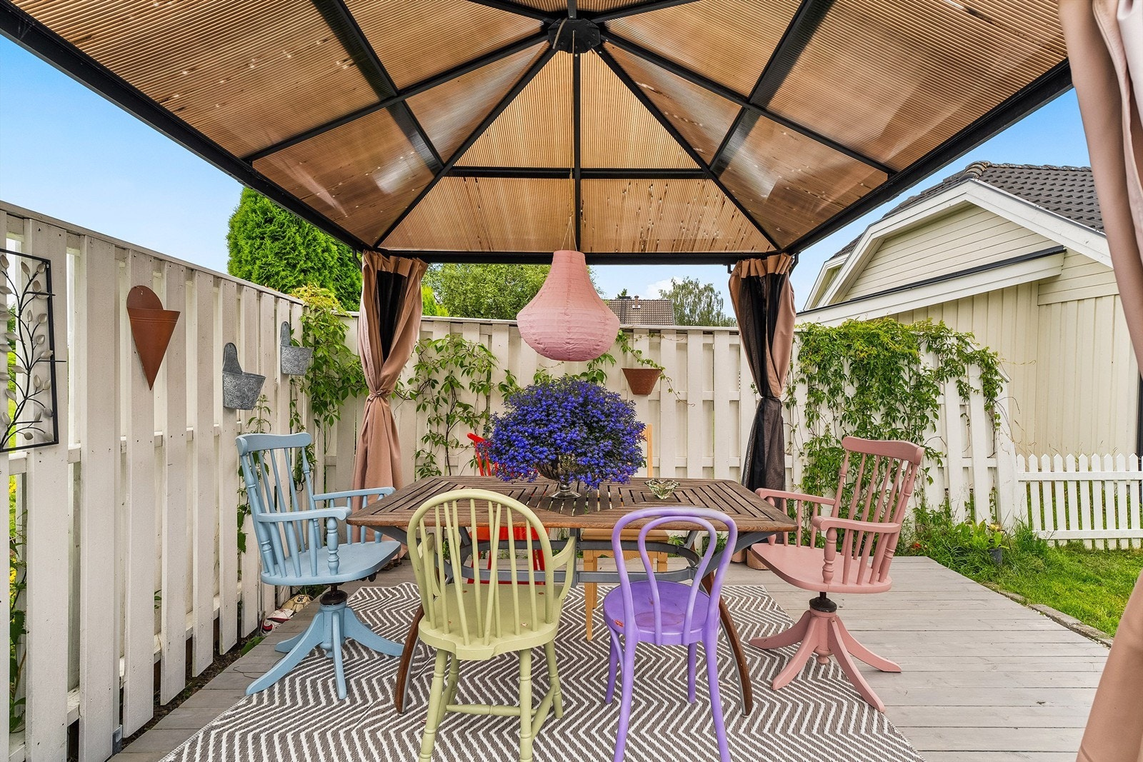 Det er i tillegg satt opp frittliggende platting med paviljong Galleribilde