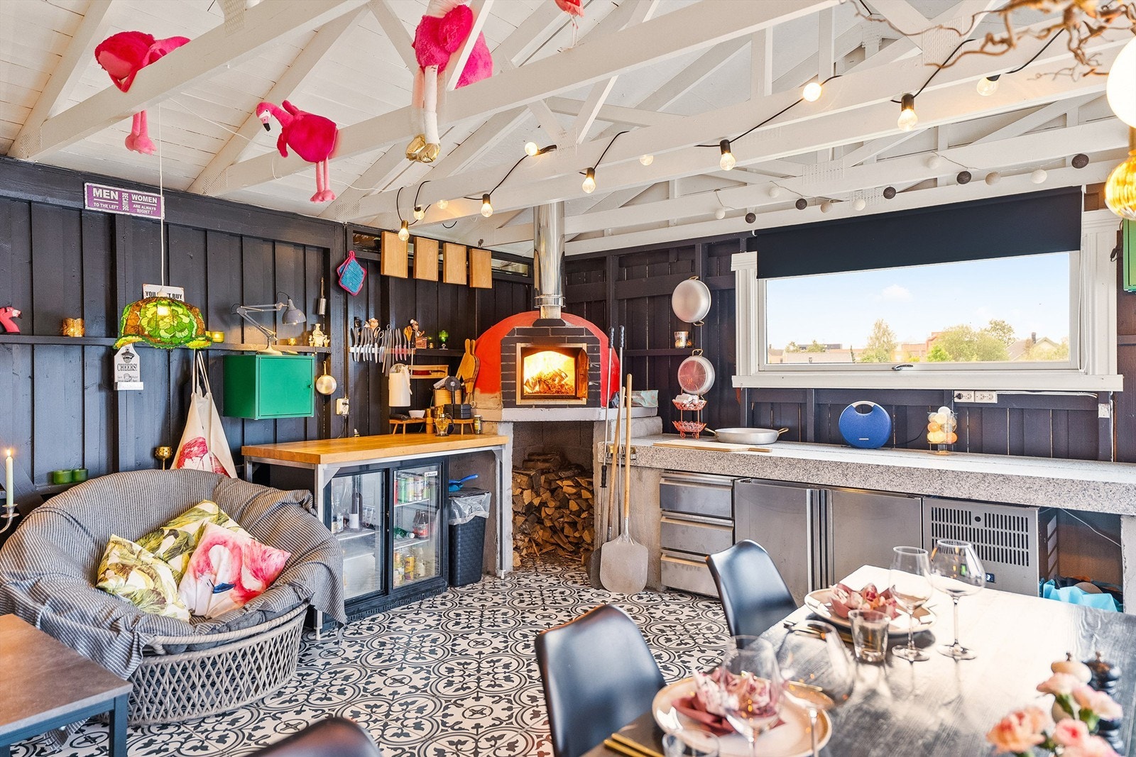 Boligen har frittstående opprinnelig garasjebygning fra 1986 ombygget i nyere tid til utestue. Det er 4 seksjoners storkjøkken kjølebenk i utestue med skuffer og skap, samt murt bakerovn/pizzaovn Galleribilde