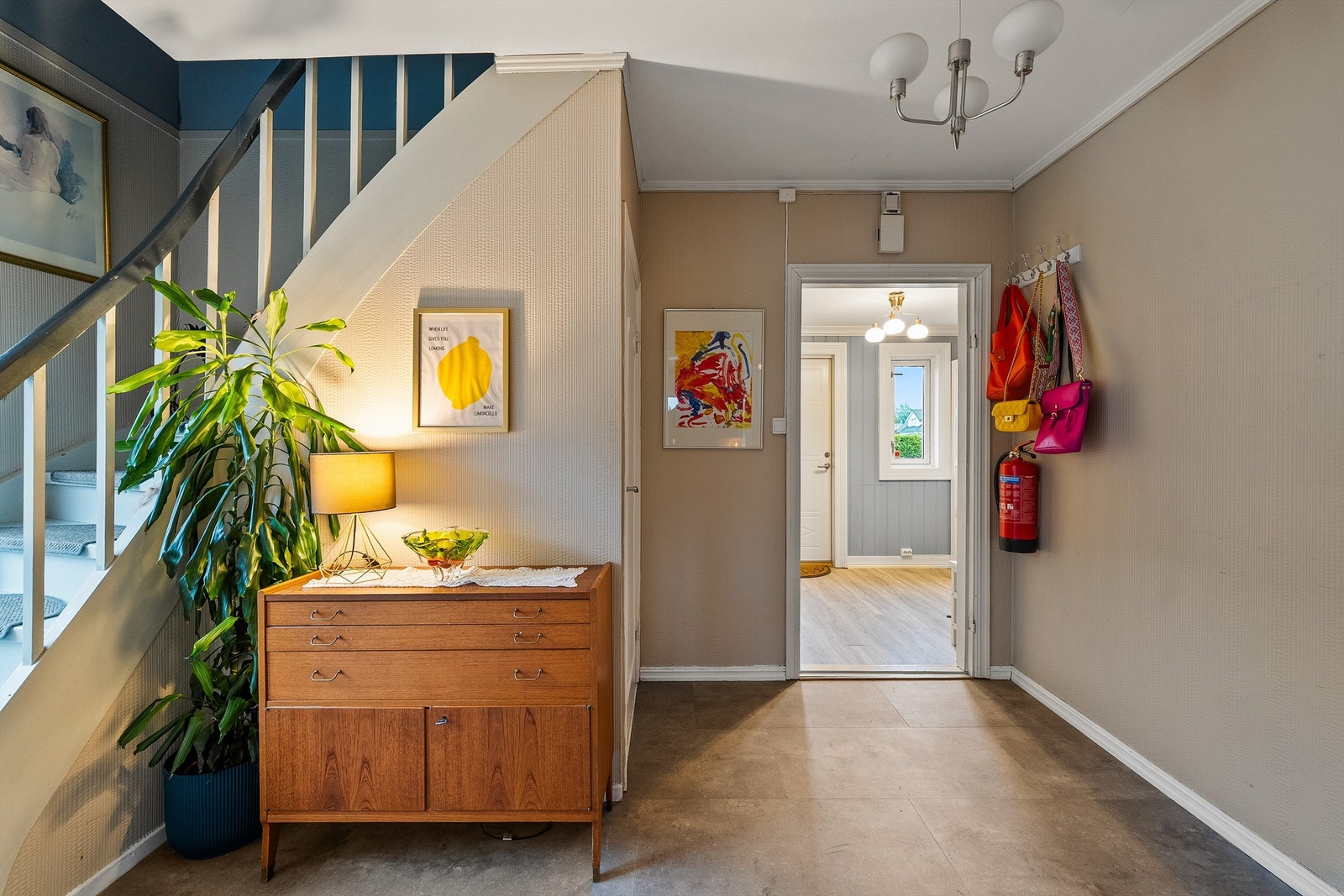 Gangen er romslig med god plass til kommode eller annet møblement Galleribilde