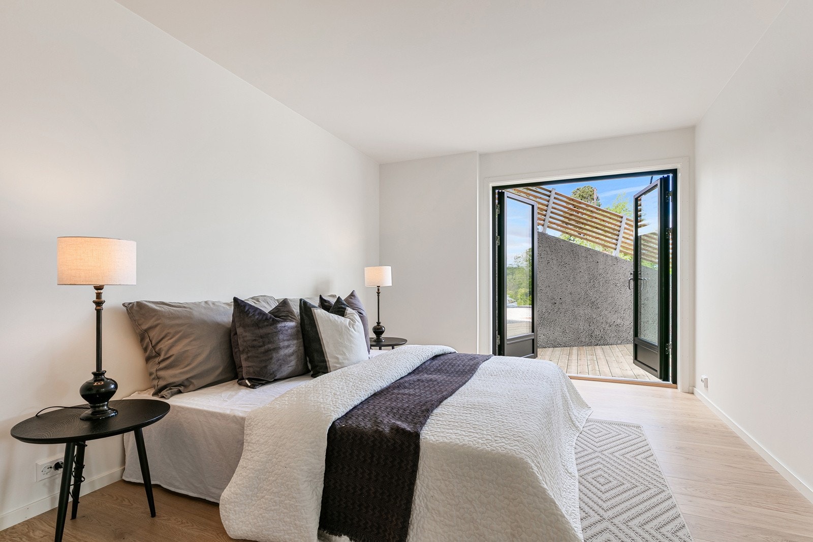 Soverom 1 med utgang til terrasse. Galleribilde