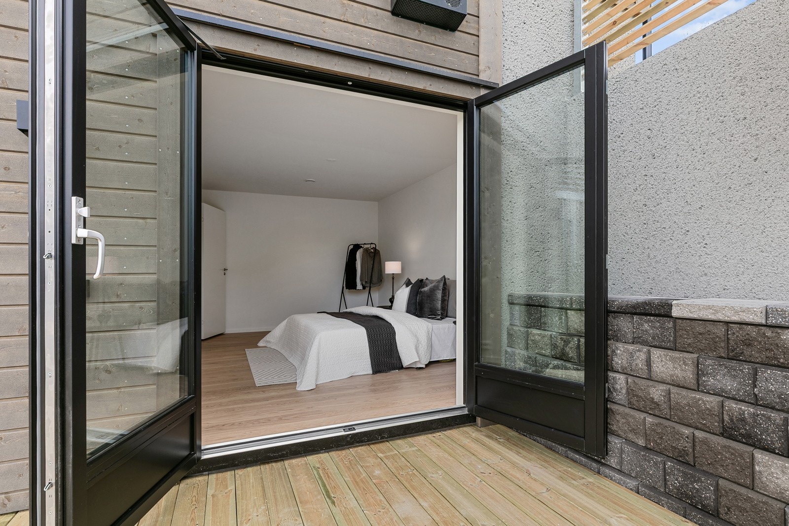 Dobbel terrassedør ut til terrasse. Galleribilde