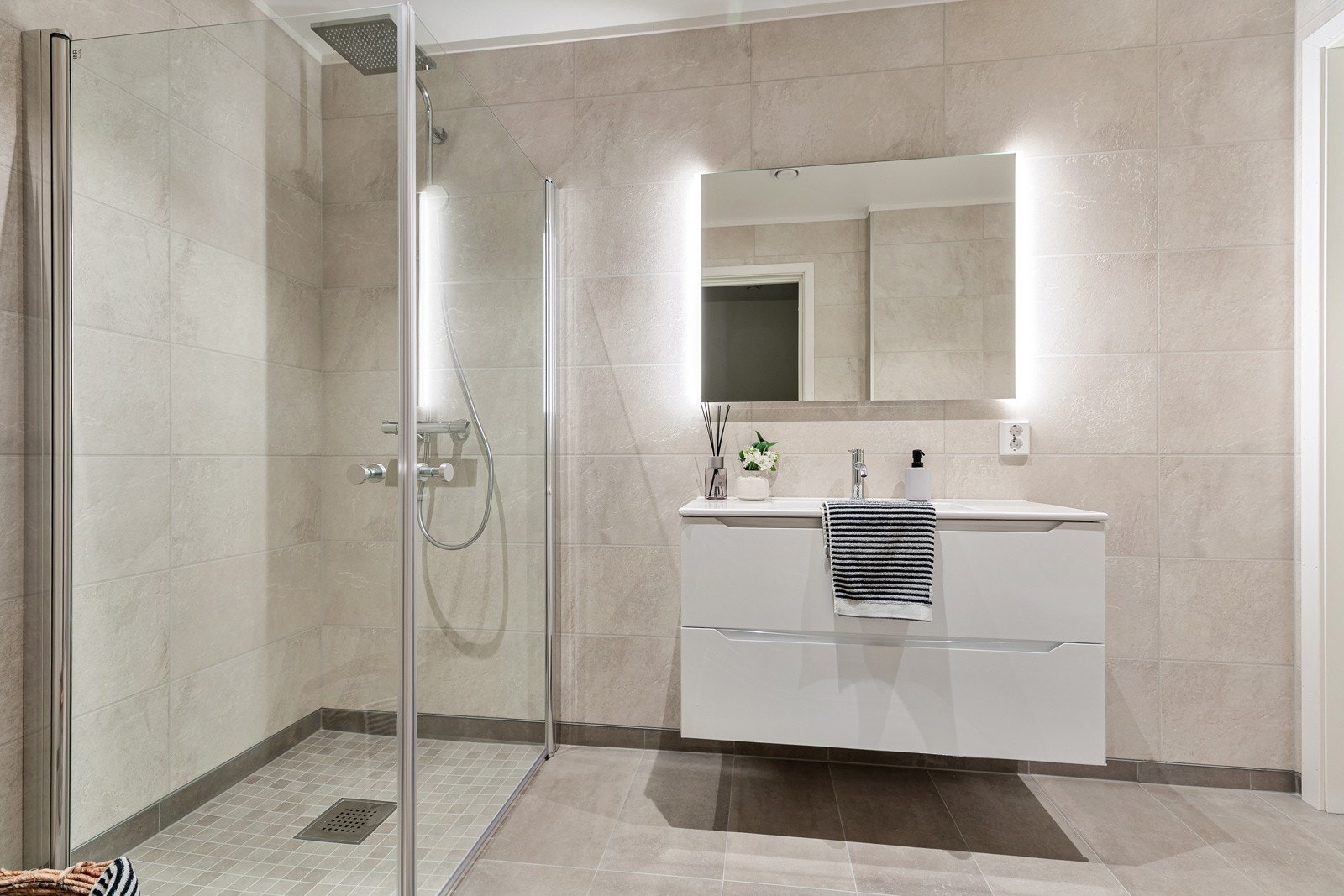 Flislagt bad/wc med dusjvegger. Galleribilde