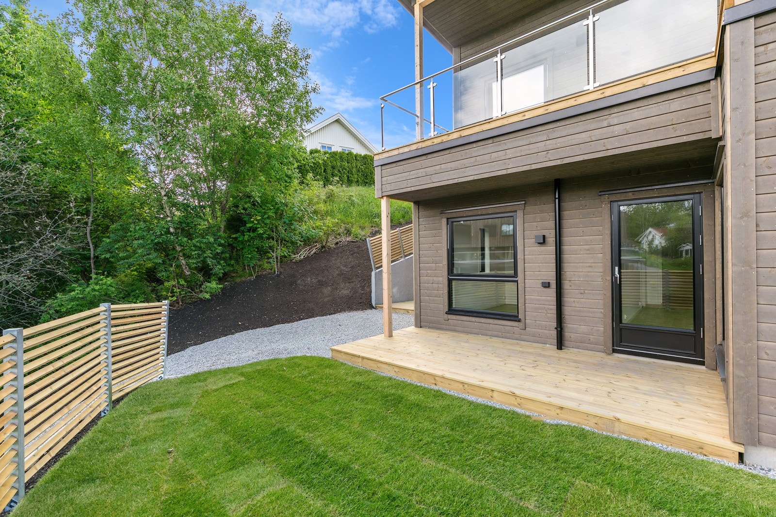 Liten hage på utsiden samt terrasse Galleribilde