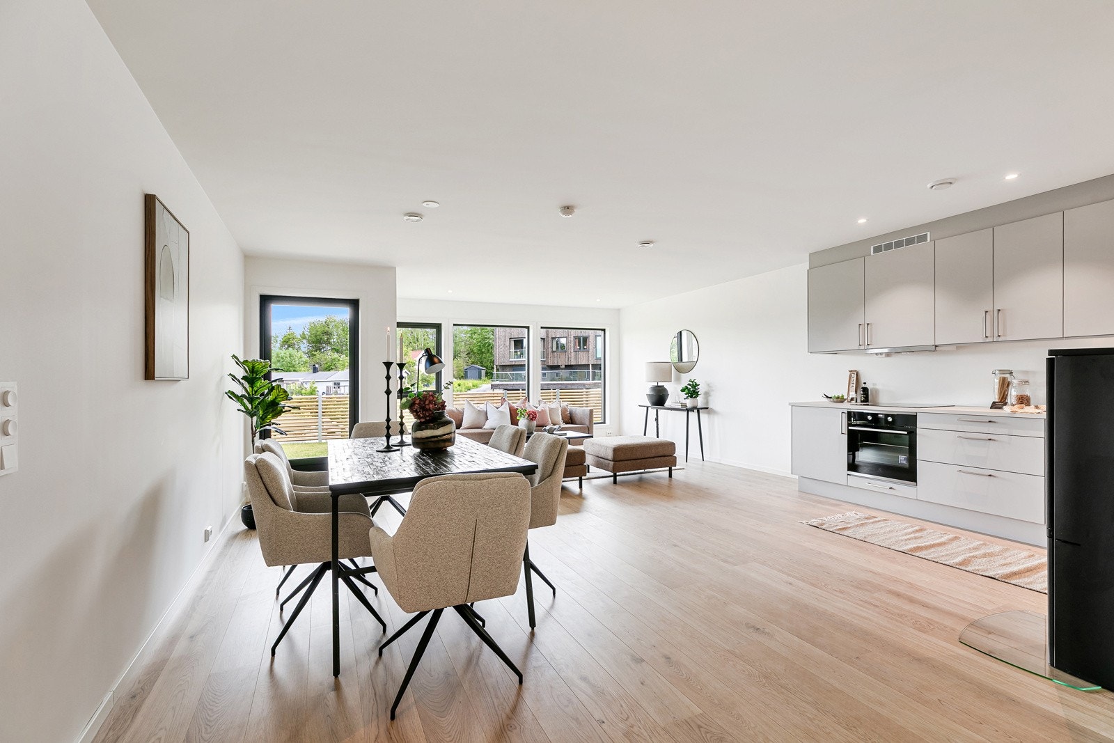 Godt med lys fra store vinduer Galleribilde