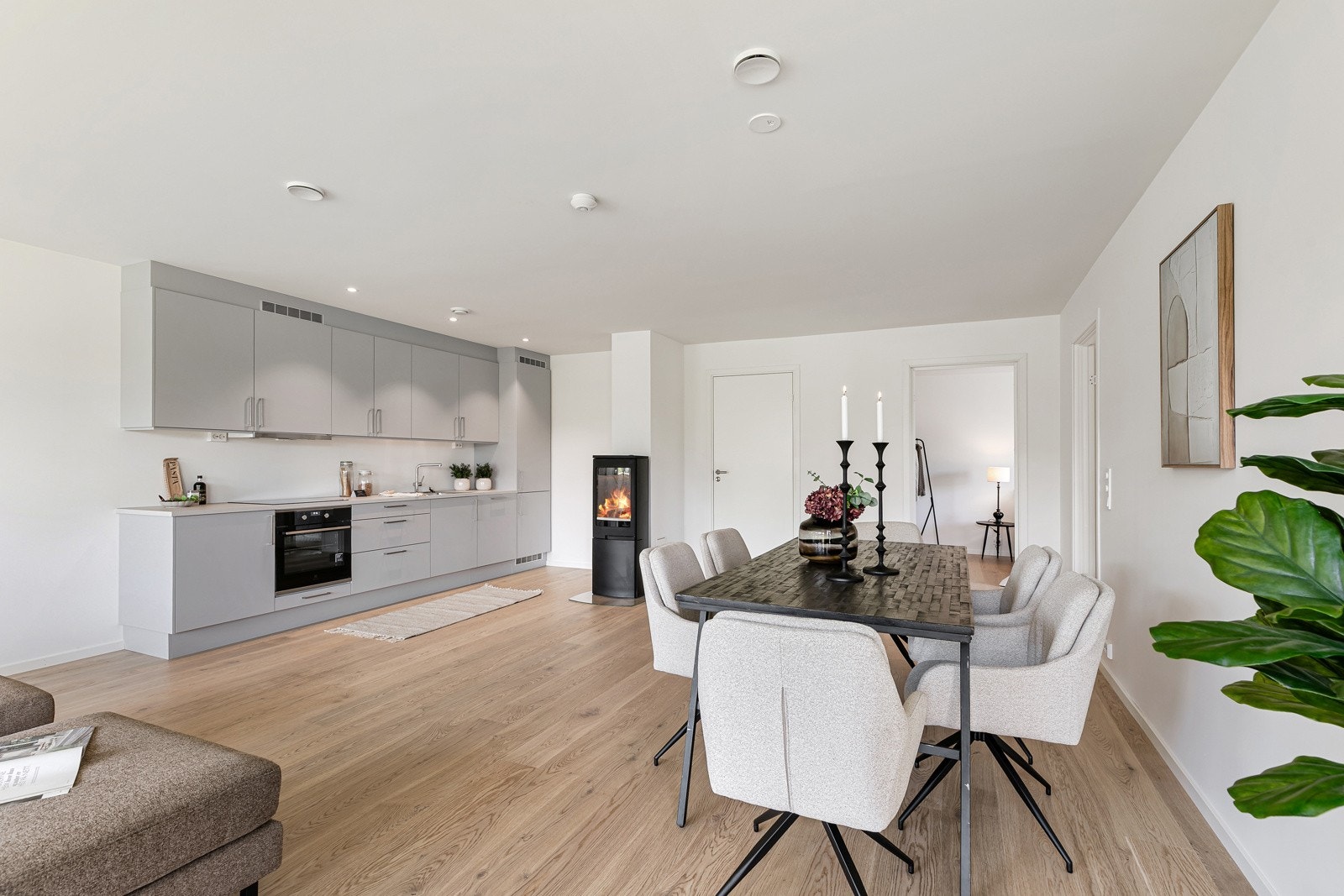 Åpen stue og kjøkkenløsning. Innvendige bilder er fra naboleilighet - den som selges er speilvendt Galleribilde