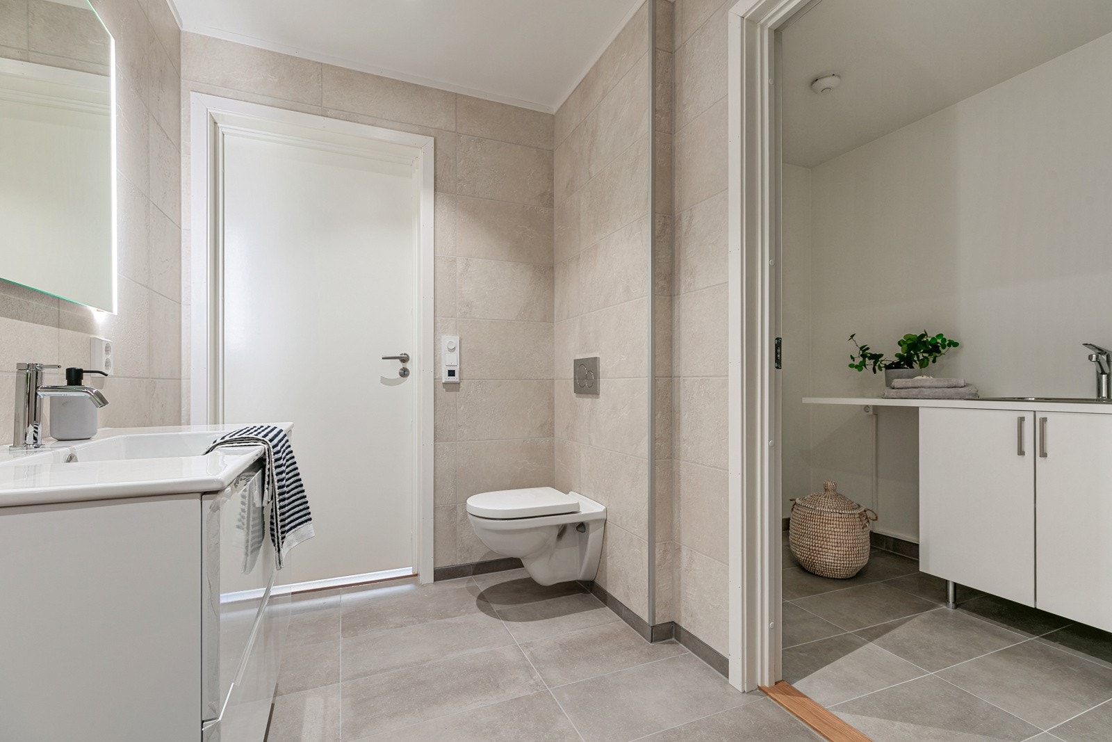 Inngang til praktisk vaskerom. Galleribilde