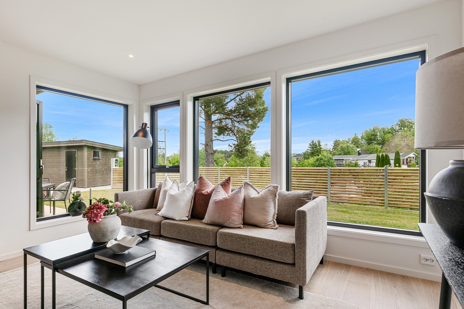 Store vinduer i stue som gir mye lys inn. Galleribilde