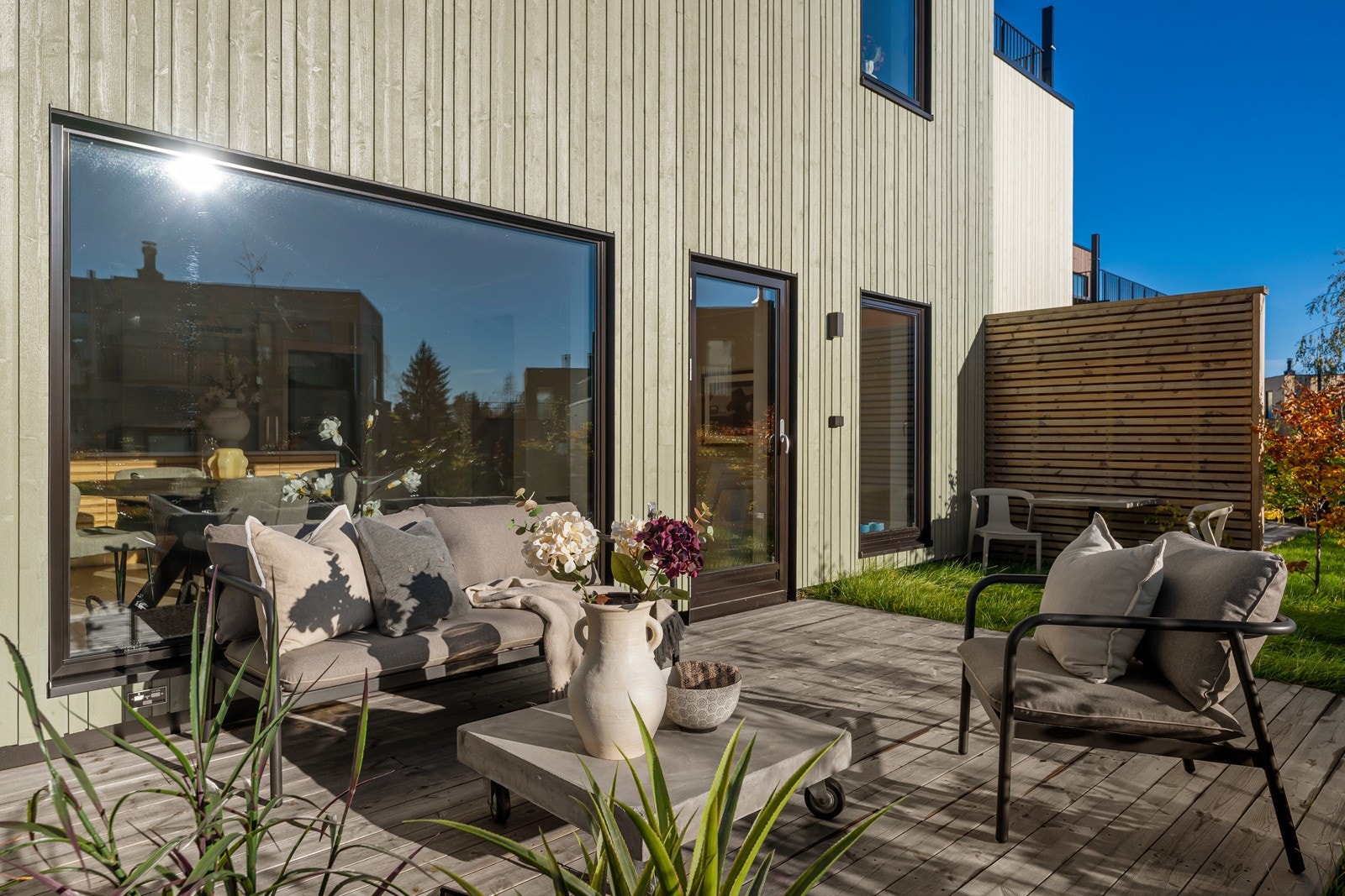 Fra stuen har man adkomst til en skjermet markterrasse. Galleribilde