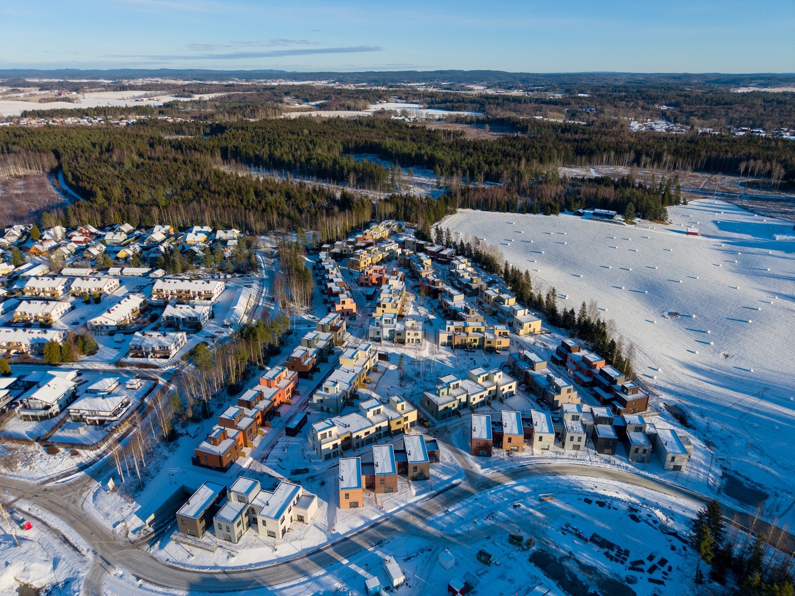 Vi har gleden av å presentere et moderne og innholdsrikt rekkehus over 2 etasjer, ferdigstilt i 2024. Galleribilde
