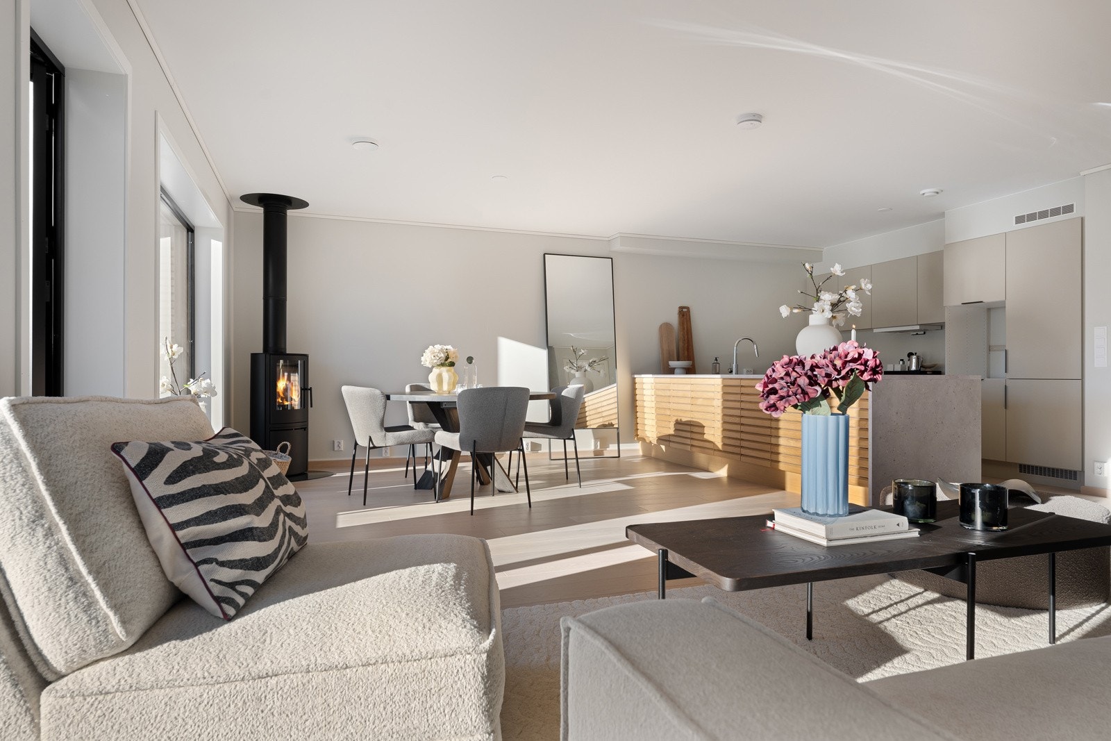 Kjøkkenet er gjennomtenkt utformet med fokus på funksjonalitet, og byr på rikelig med skap- og benkeplass. Galleribilde