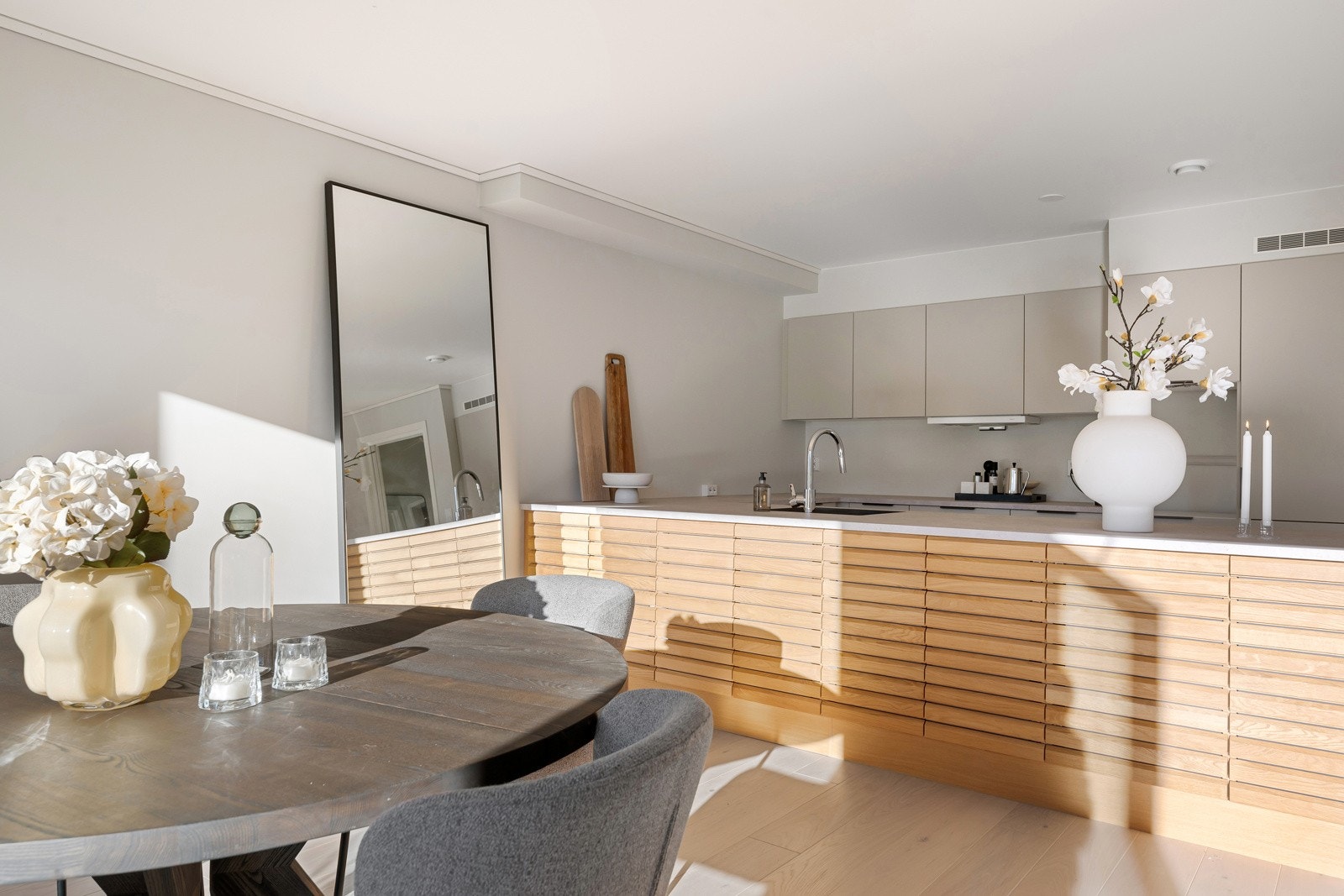 Lekkert kjøkken fra HTH klargjort for hvitevarer. Galleribilde