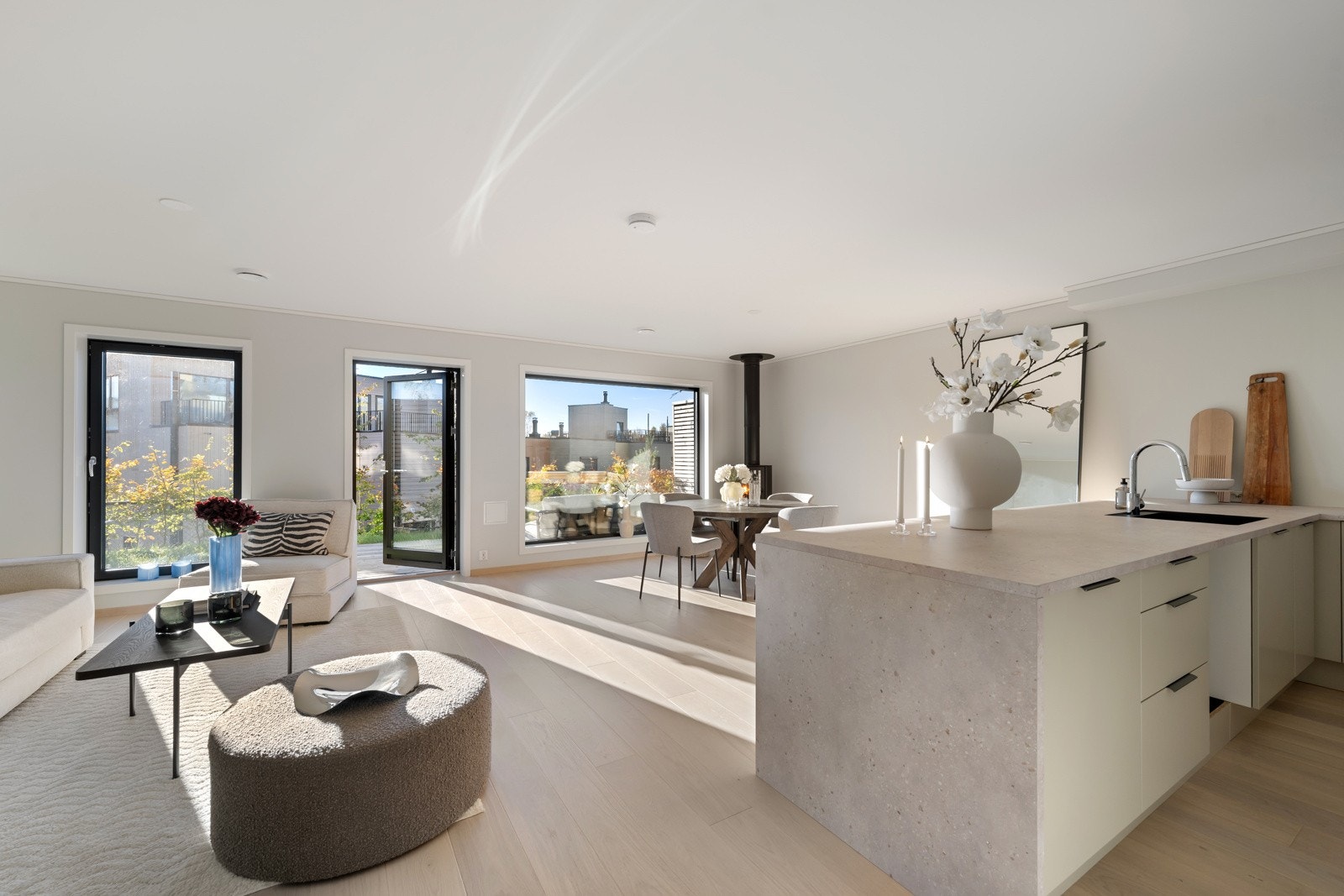 Stuen har god plass til sofagruppe med tilhørende møblement. Galleribilde