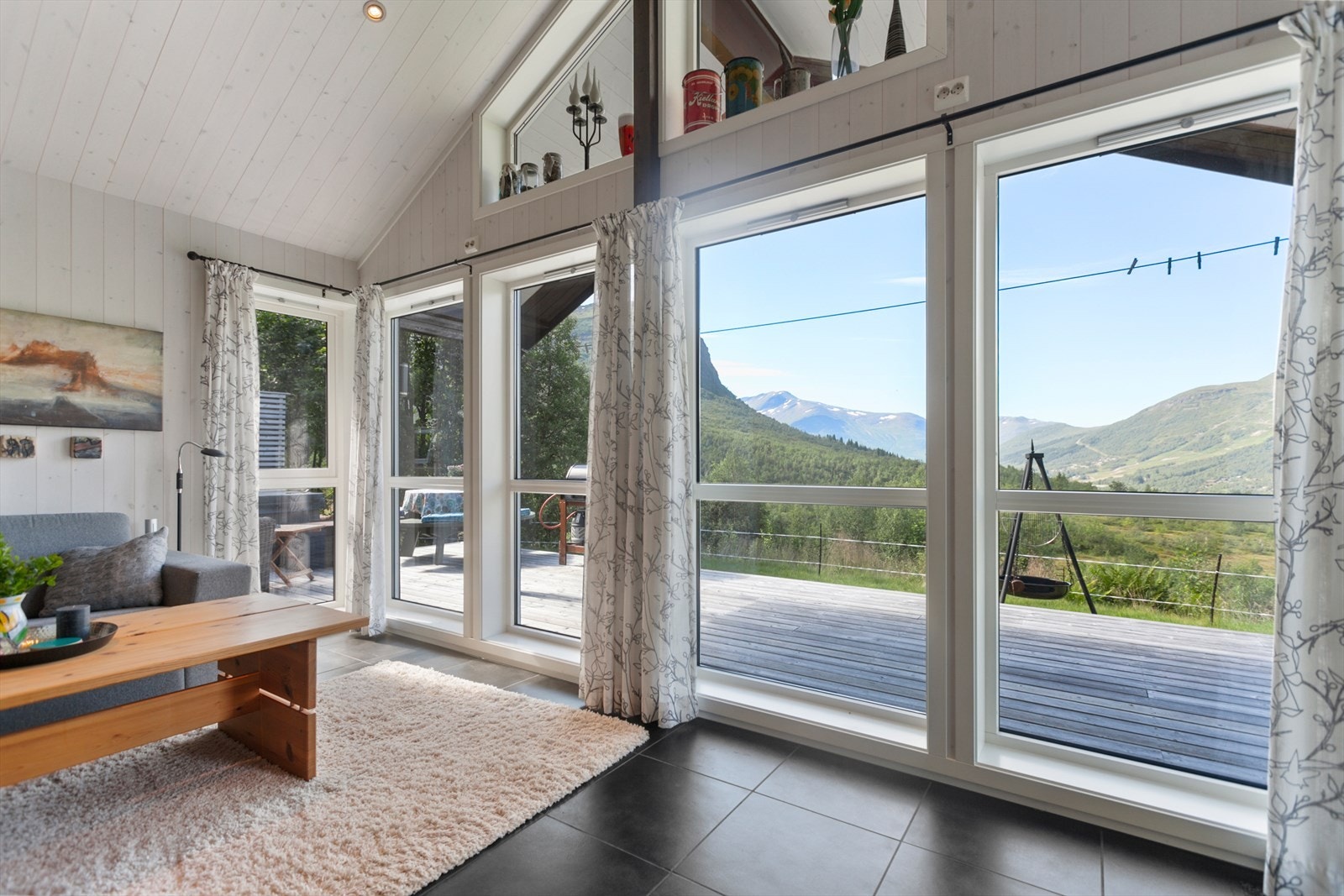 Stue med utgang til terrasse og god utsikt Galleribilde