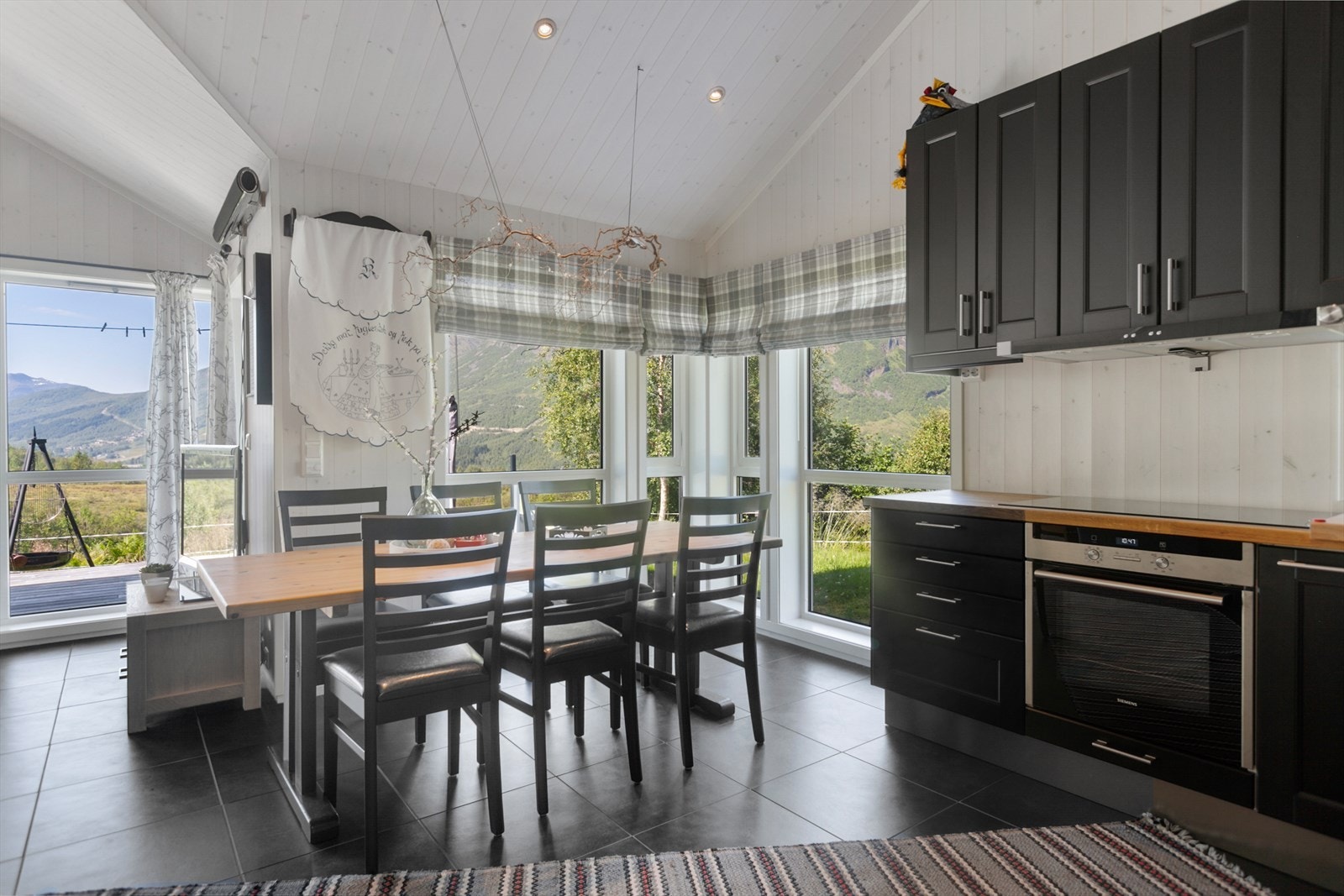 Kjøkken med spisegruppe Galleribilde