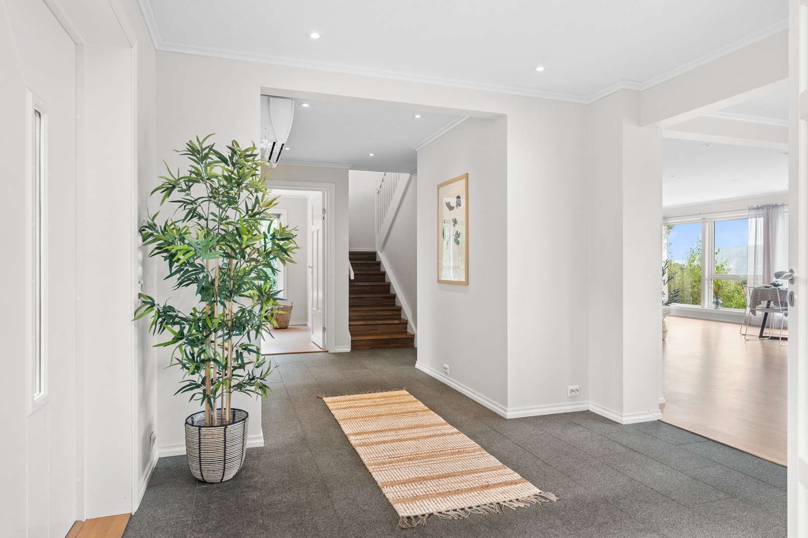 God og romslig gang med inngang fra bakkeplan. Galleribilde