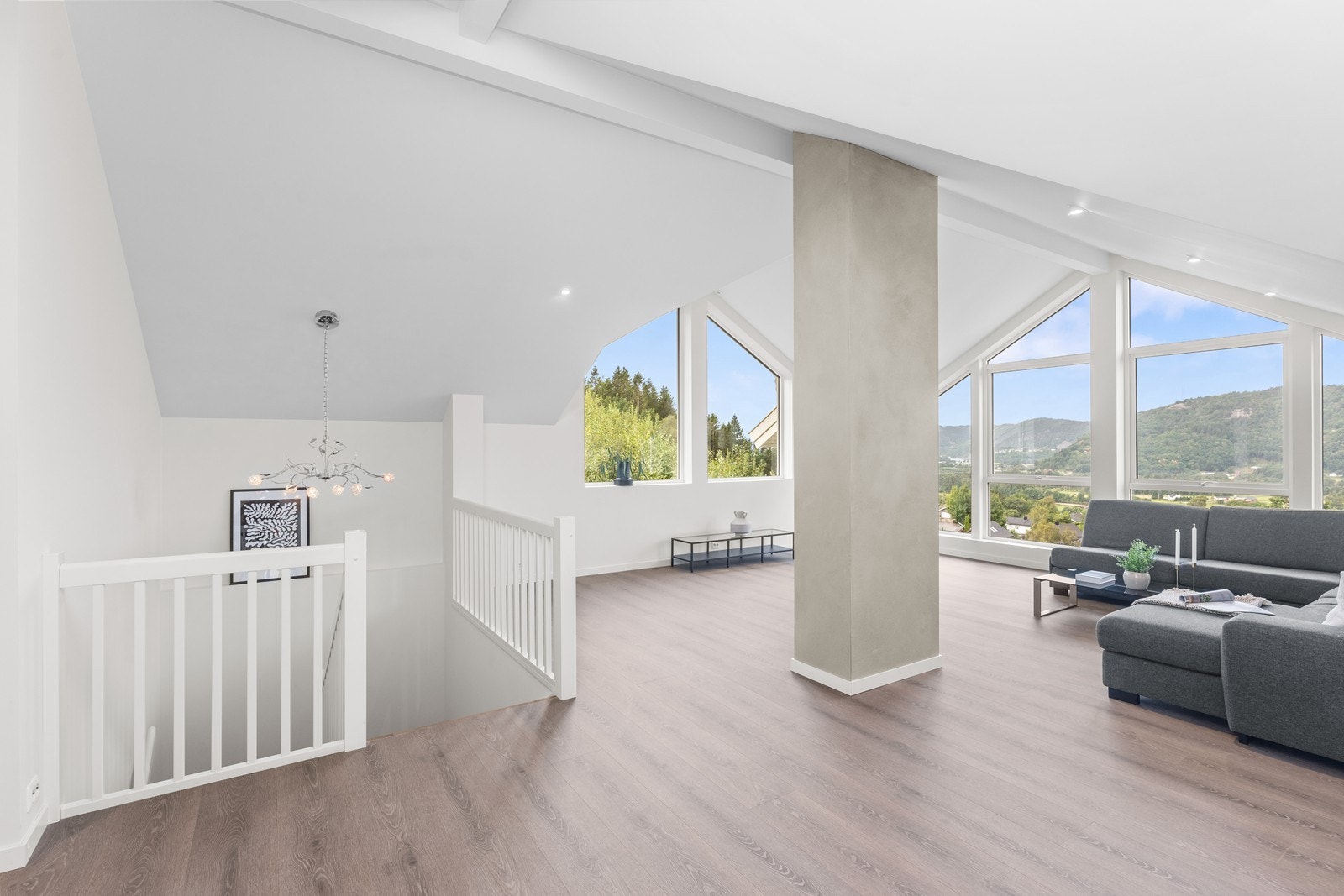 Loftsetasje med god takhøyde og nydelig utsikt! Galleribilde