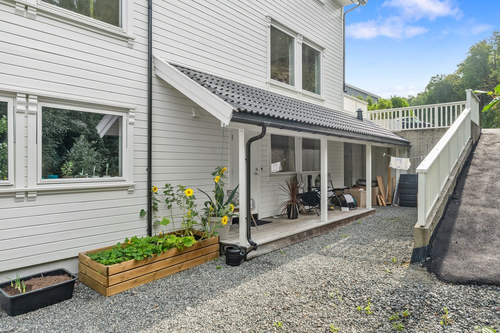 Eget inngangsparti til leilighet i underetasjen. Galleribilde