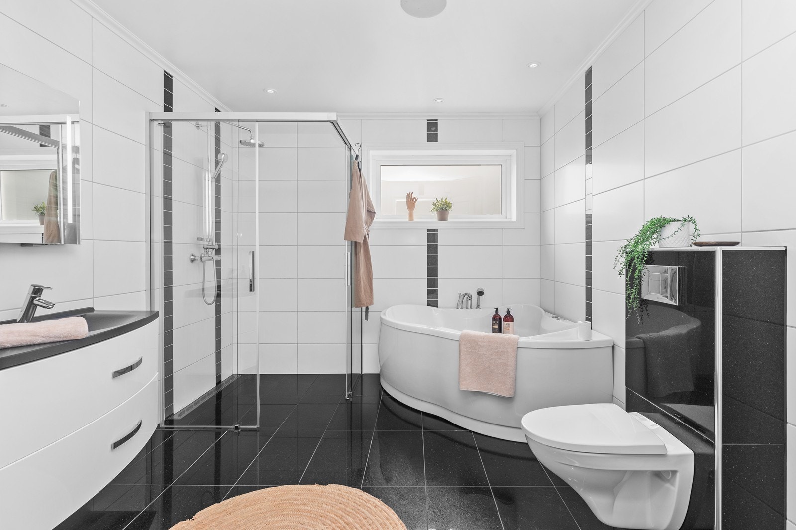 Bad i hovedetasje med dobbel servant, dusjhjørne, wc og badekar. Galleribilde