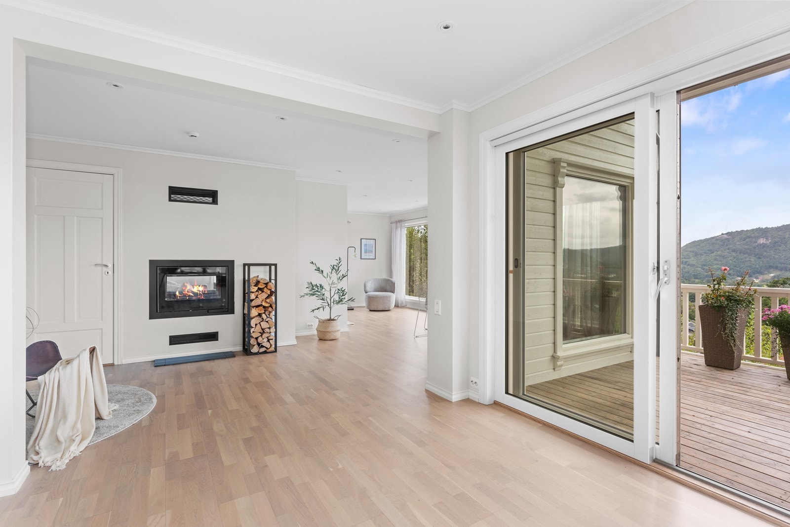 Lyse og trivelig bolig med god romfølelse og gode lysforhold. Store vindusflater i front og utgang til stor terrasse fra hovedetasjen. Galleribilde