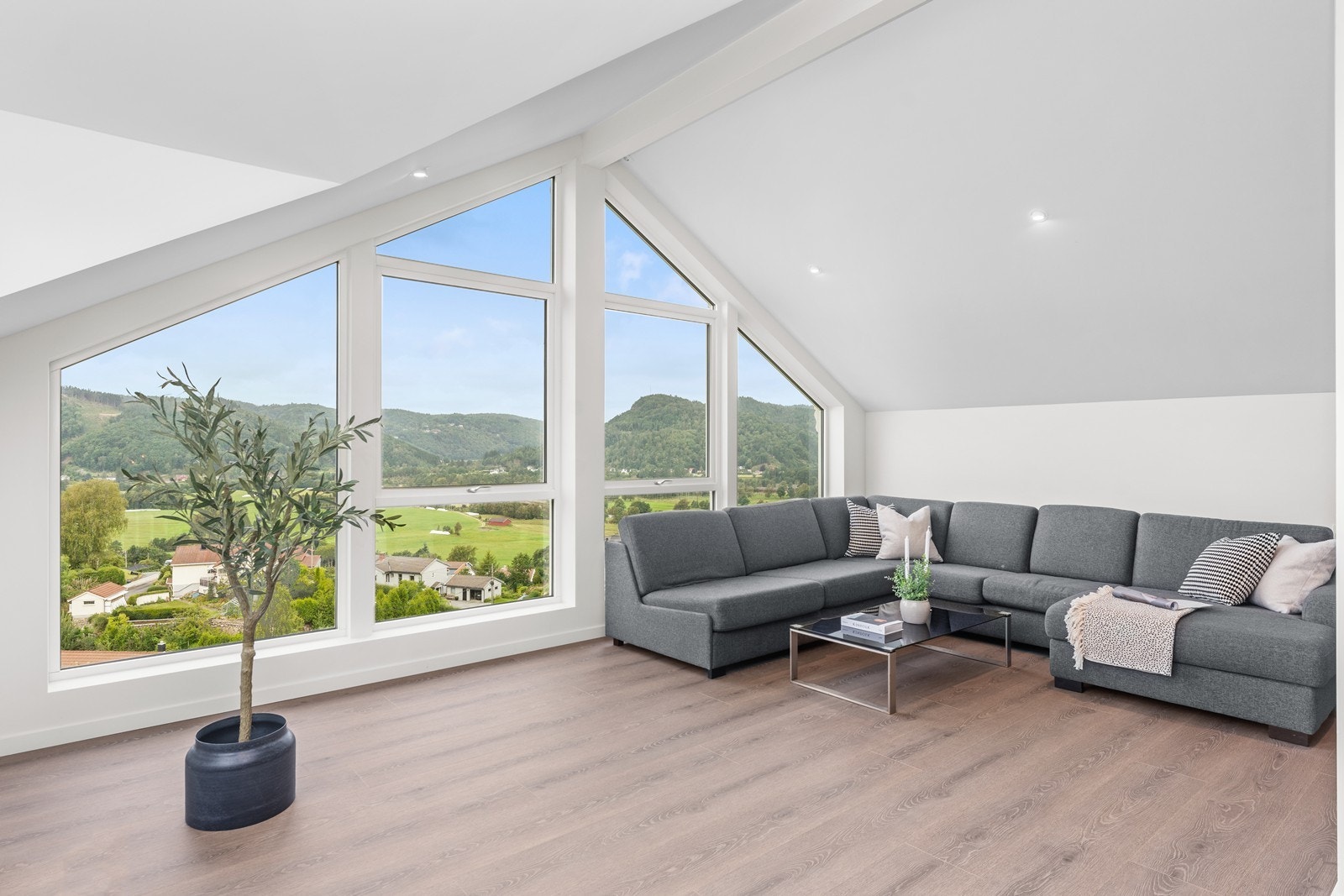 Loftstue. Galleribilde