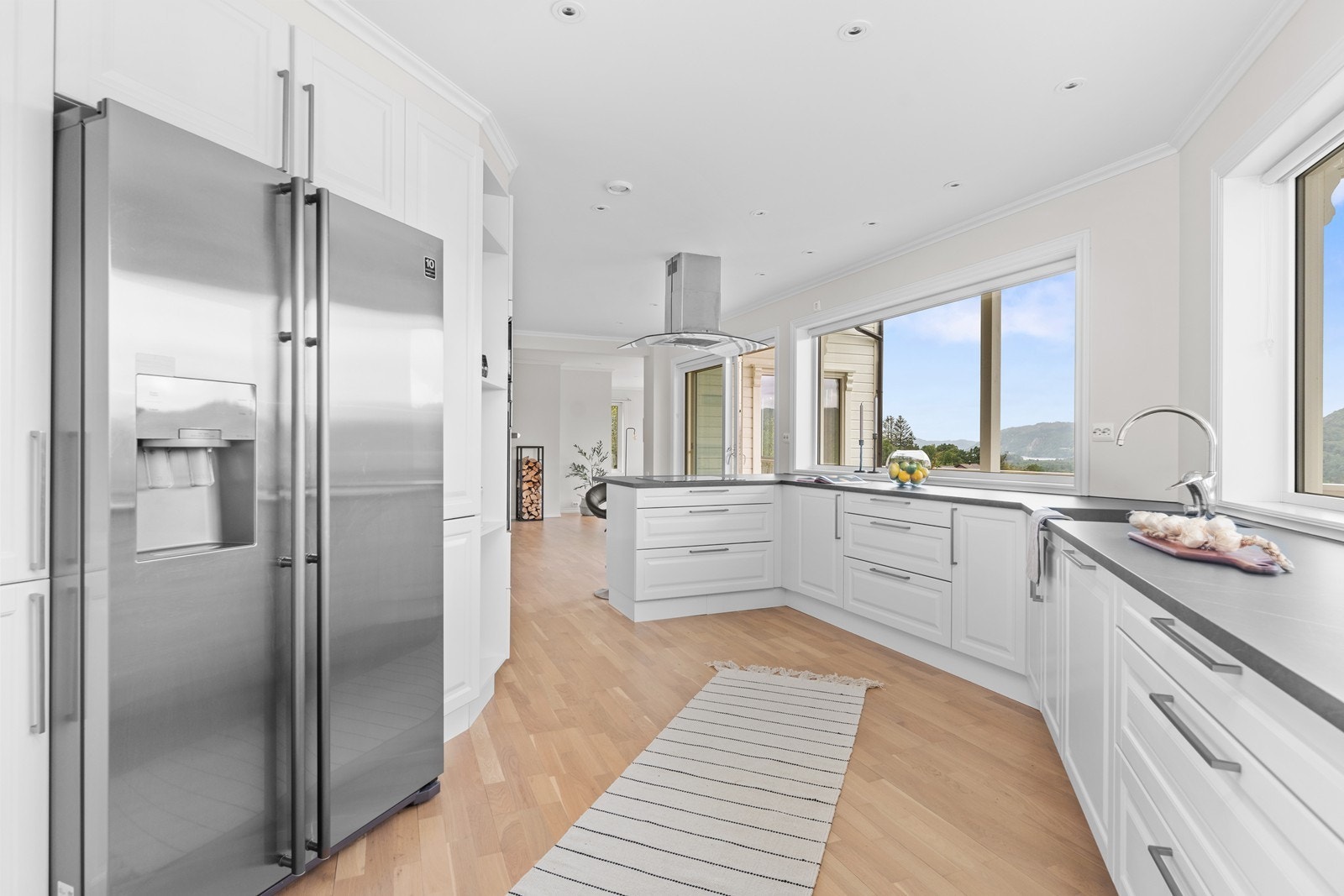 Her er god skap- og benkeplass. Galleribilde