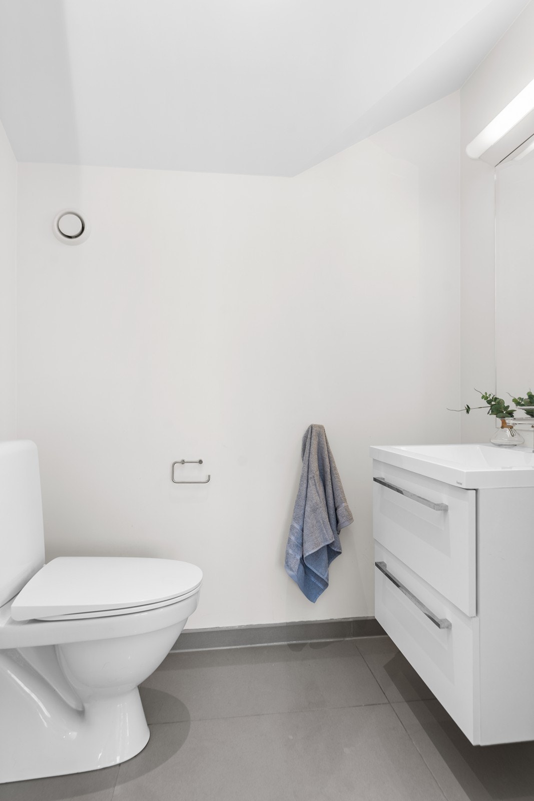 Toalettrom med servant og wc. Galleribilde