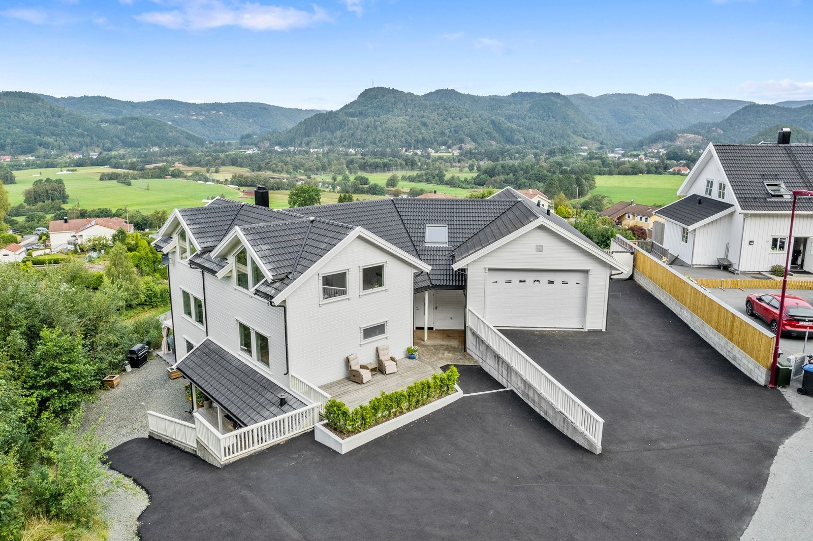 Innholdsrik og moderne enebolig med utleiedel, hybel og dobbel garasje! Nylig asfaltert tun med gode biloppstillingsplasser. Galleribilde