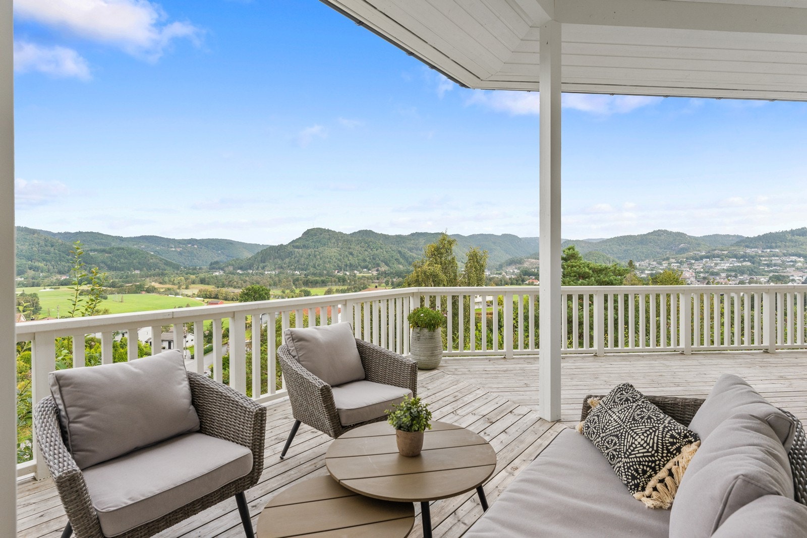 Flott uteområde på terrassen. Terrassen er også delvis overbygget. Galleribilde