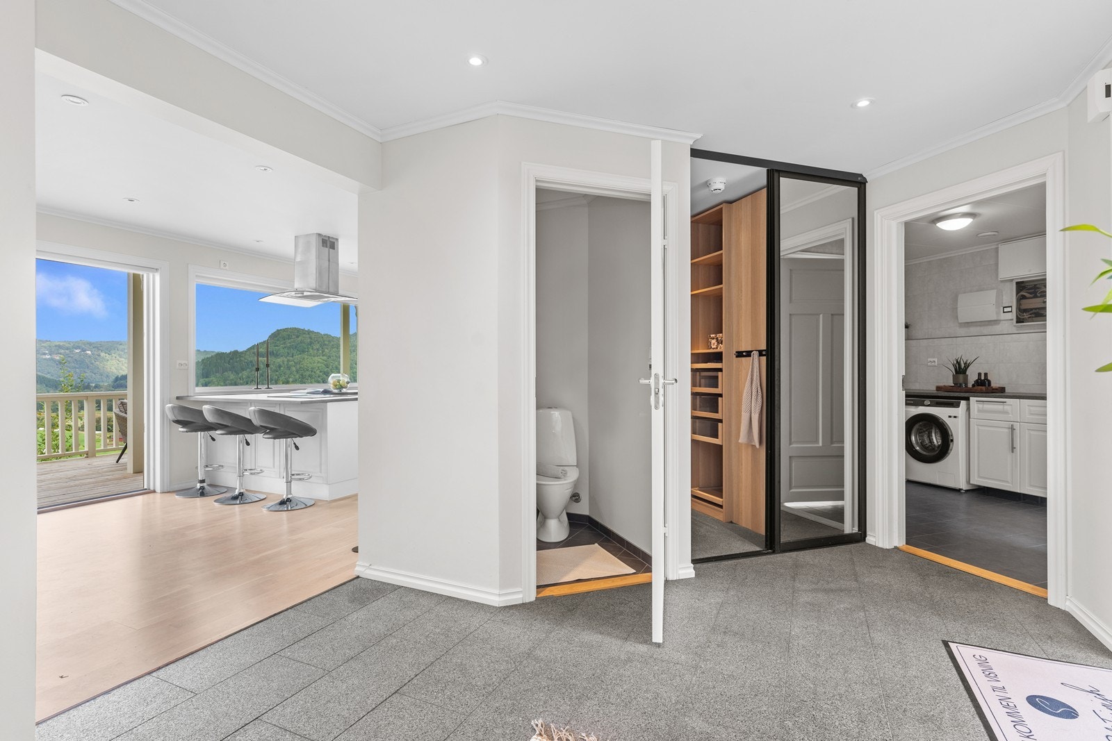 Flott gjennomgående inngangsparti med flislagt gulv. Galleribilde