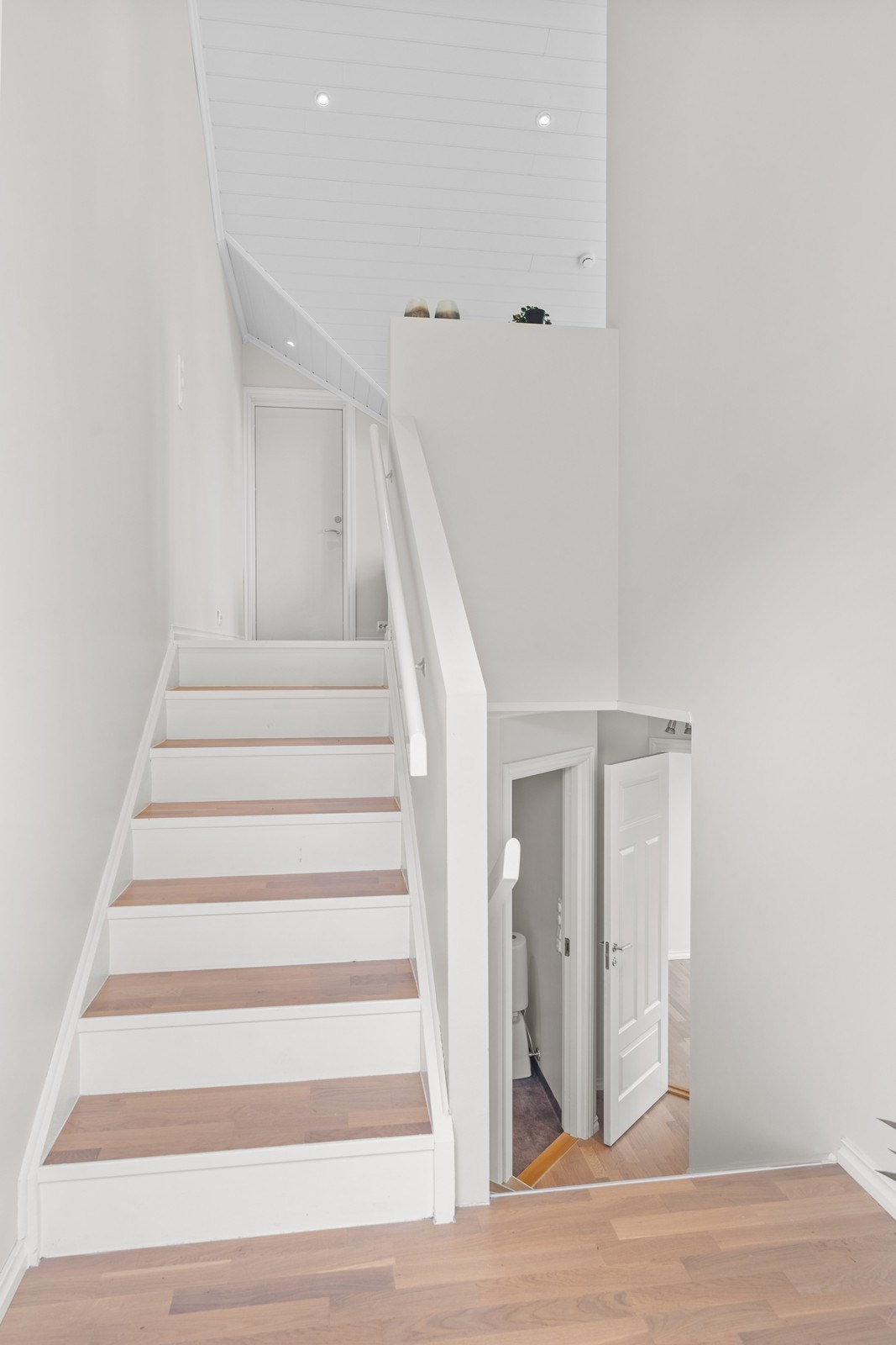 Hybelen går over 2 plan og inneholder:
1. etg: Innredet med 2 soverom, bad/vaskerom, gang, bod.
2. etg: Innredet med stue/kjøkken, soverom. Galleribilde