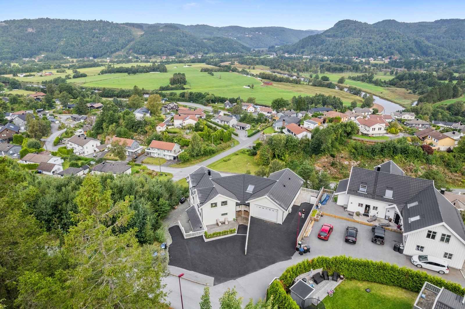 Solrik og usjenert utsiktstomt midt mellom Lyngdal sentrum og Handelsparken! Galleribilde