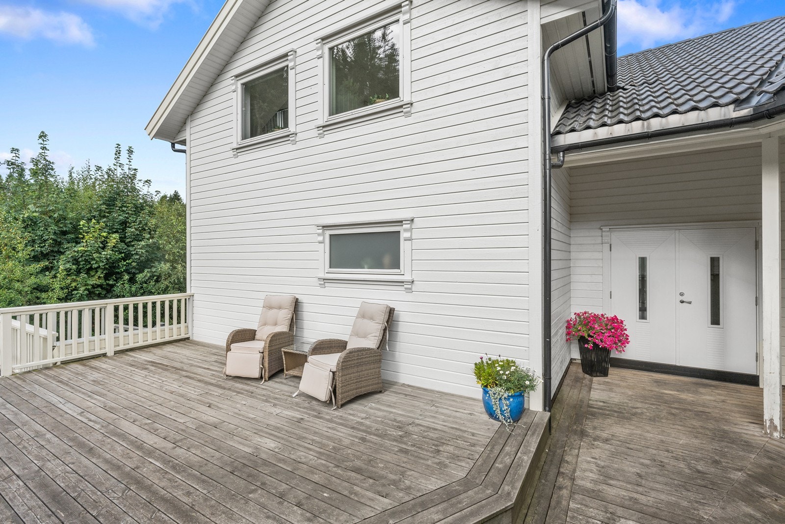 Inngangsparti med terrasse. Galleribilde