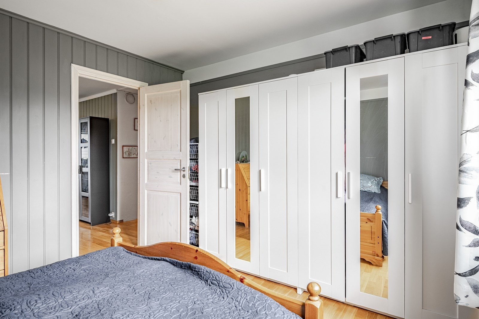 På soverommet har du naturlig plass til dobbeltseng med tilhørende nattbord, samt god oppbevaringsplass i flere garderobeskap som medfølger i handelen. Galleribilde