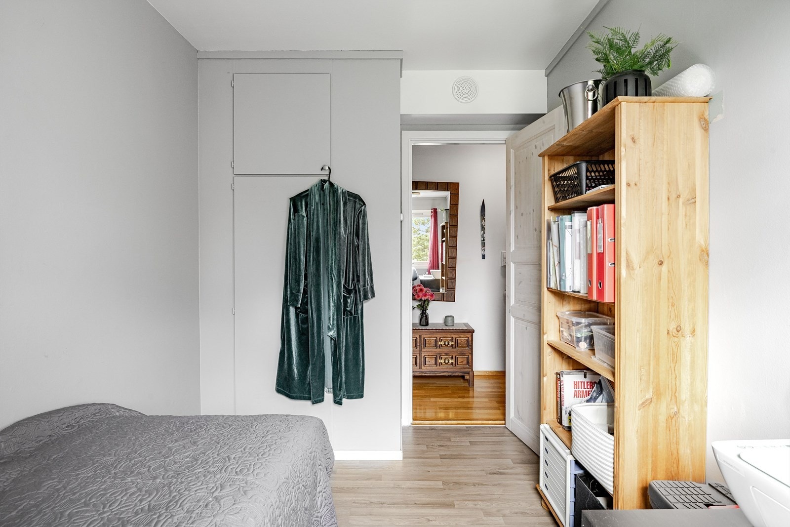 Det er også oppbevaringsplass i romslig innebygd garderobeskap. Galleribilde