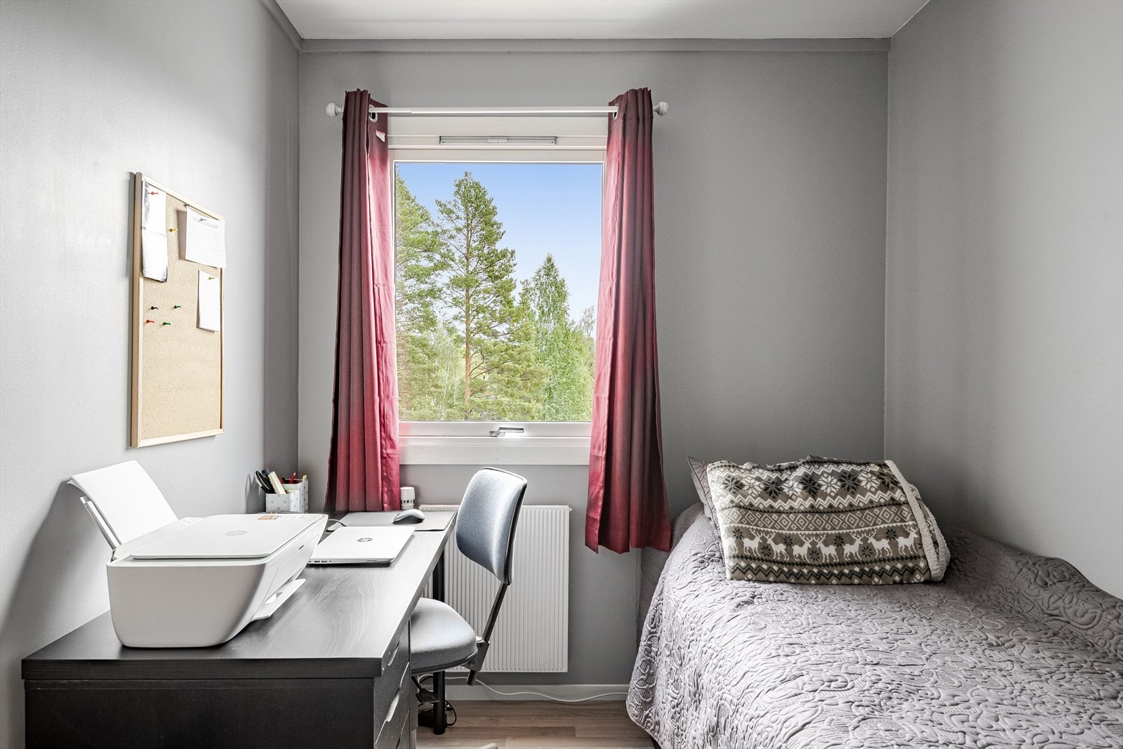 Soverommet har laminat på gulv, malte overflater og et stort vindu som slipper inn fint lys. Galleribilde