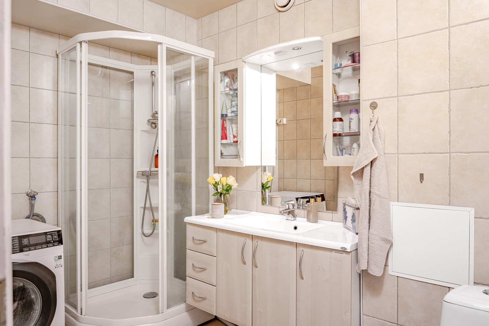 Leiligheten har et lyst og pent baderom som ble pusset opp i ca. 2018. Baderommet har fine fliser på gulv og vegger, elektrisk gulvvarme og mekanisk avtrekk. I hjørnet er det plass og opplegg for vaskemaskin. Galleribilde