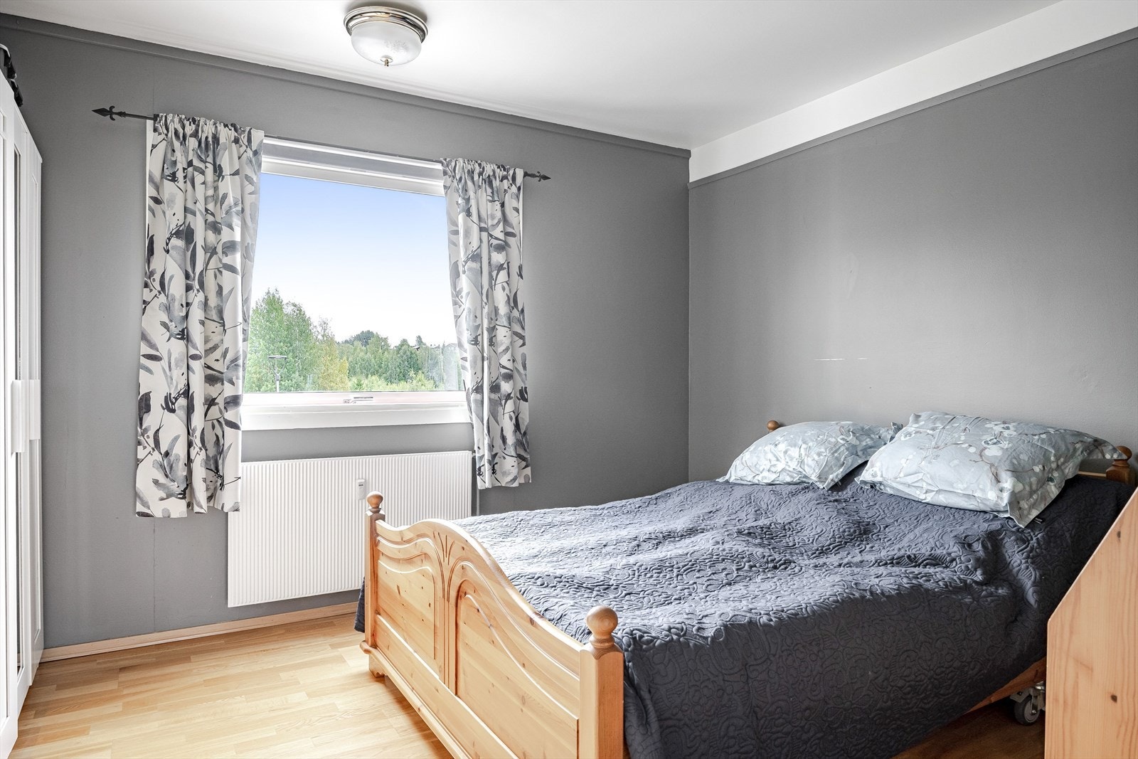 Hovedsoverommet er et stort, lyst og hyggelig rom. Galleribilde