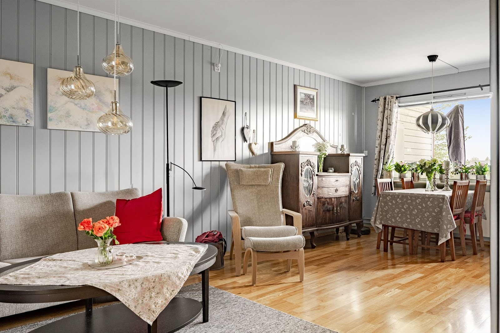 En stor, lys og pen 4-roms leilighet med heis, solrik balkong og fint utsyn. Galleribilde