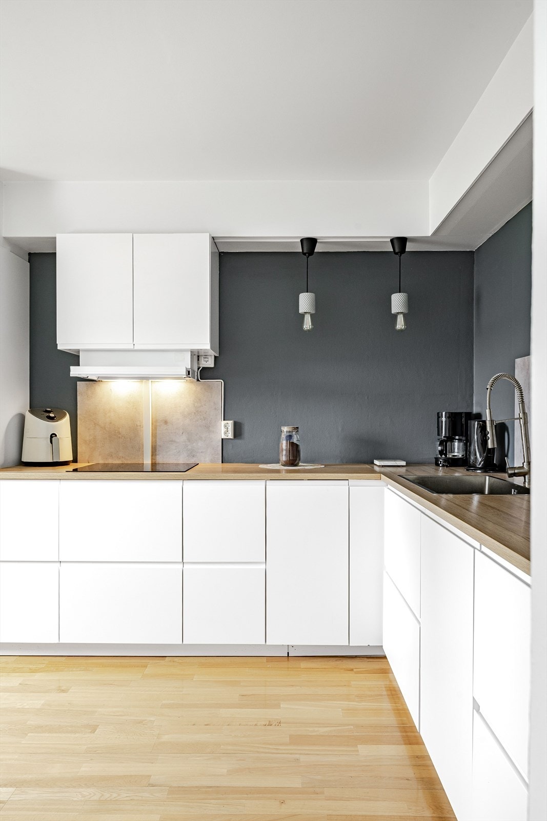 Innredningen har hvite glatte fronter og laminert benkeplate med nedfelt oppvaskkum. Medfølgende integrerte hvitevarer som nedfelt platetopp, stekeovn og micro i høyskap, oppvaskmaskin, kjøl og frys. Galleribilde