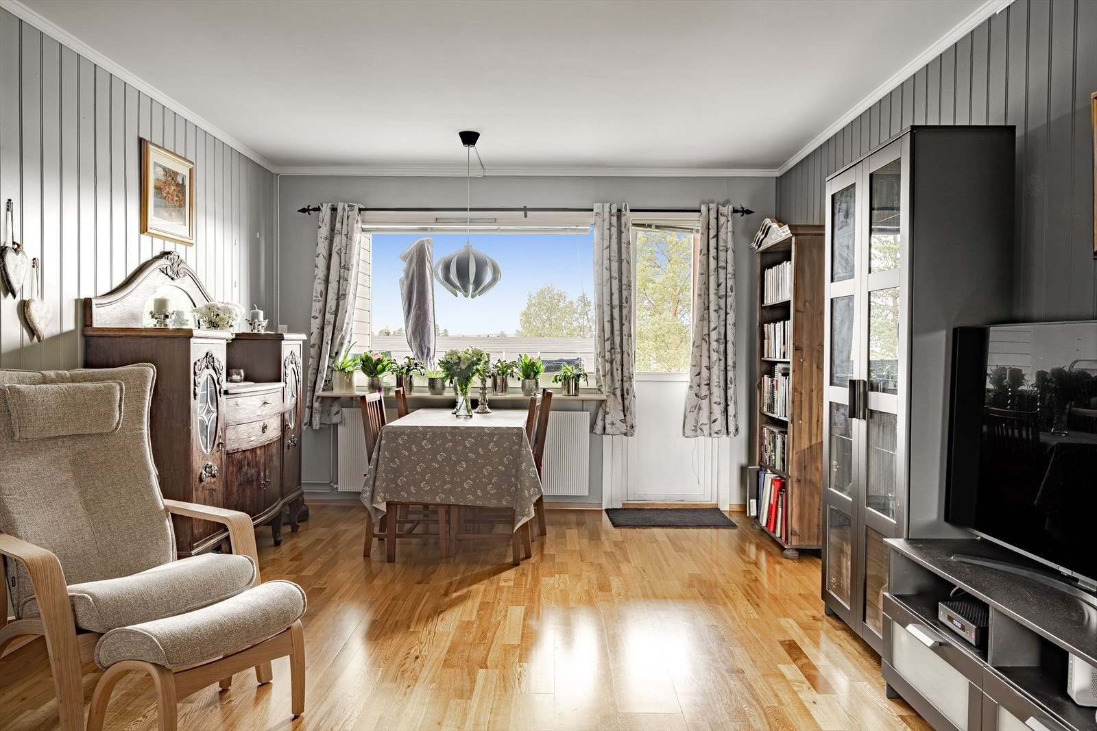 Beliggenheten i byggets 3. etasje med store vindusflater sørger for rikelig med naturlig lys, samtidig som det ikke er innsyn. Galleribilde