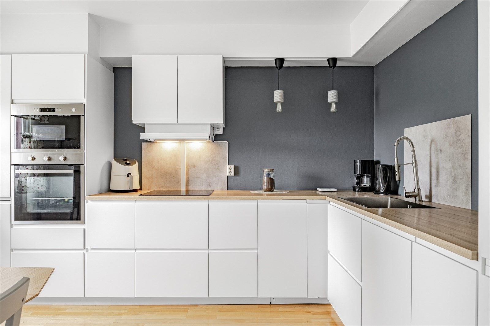 Kjøkkenet ligger i et eget rom i naturlig tilknytning til stuen. Galleribilde