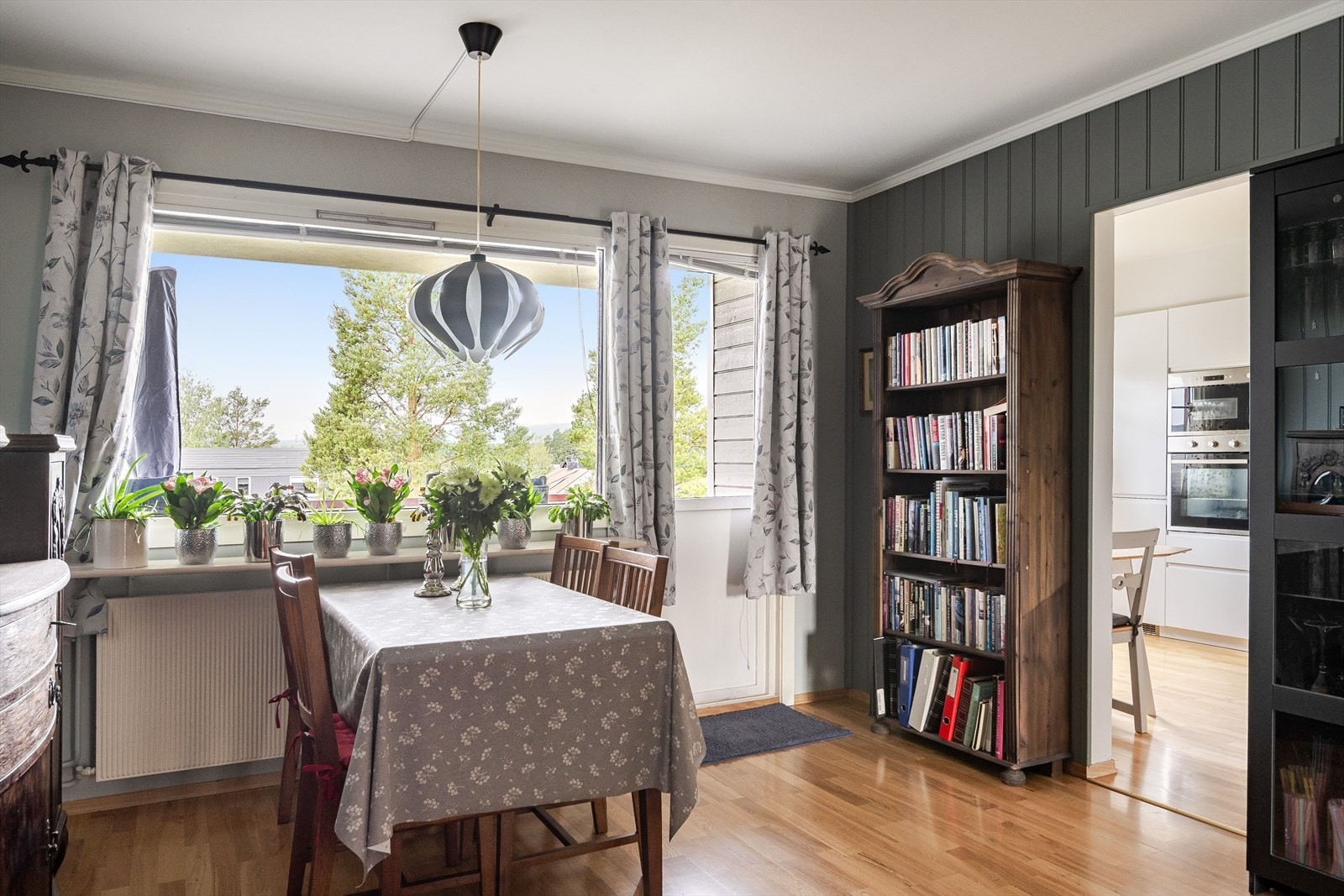 Vinduet har fin bred vinduskarm som er perfekt for planter og dekor. Galleribilde