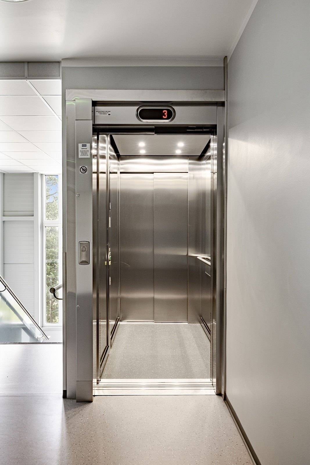 Du tar deg opp til leiligheten i byggets 3. etasje via felles trapperom med heis. Galleribilde