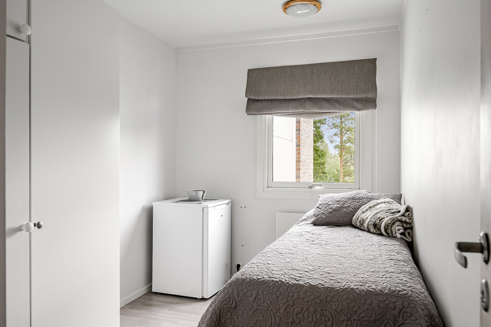 Soverom 2 er et lyst rom som passer fint som barnerom, gjesterom eller kontor. Galleribilde