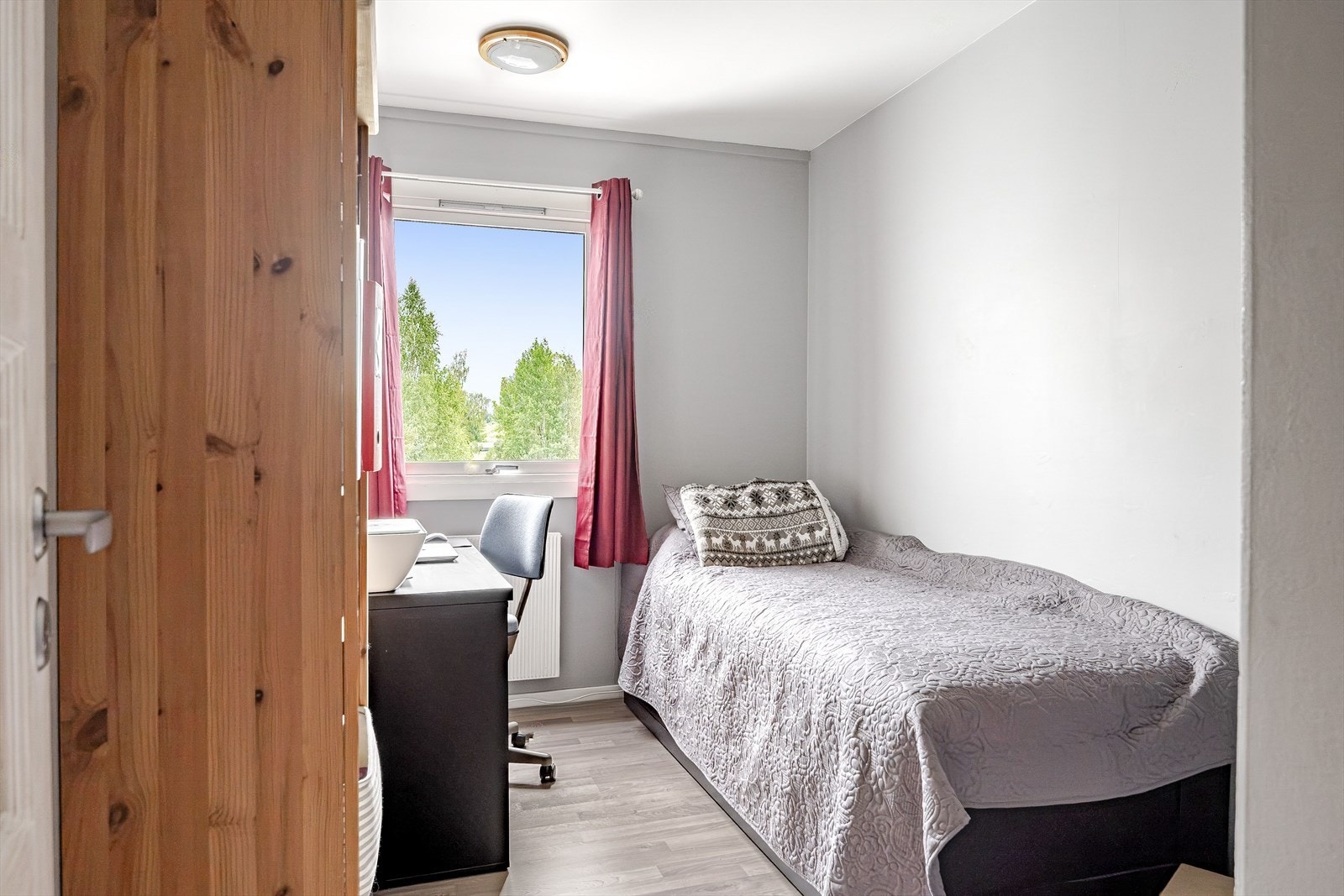 Soverom 3 er også et lyst og pent soverom med plass til seng og kontorpult. Galleribilde