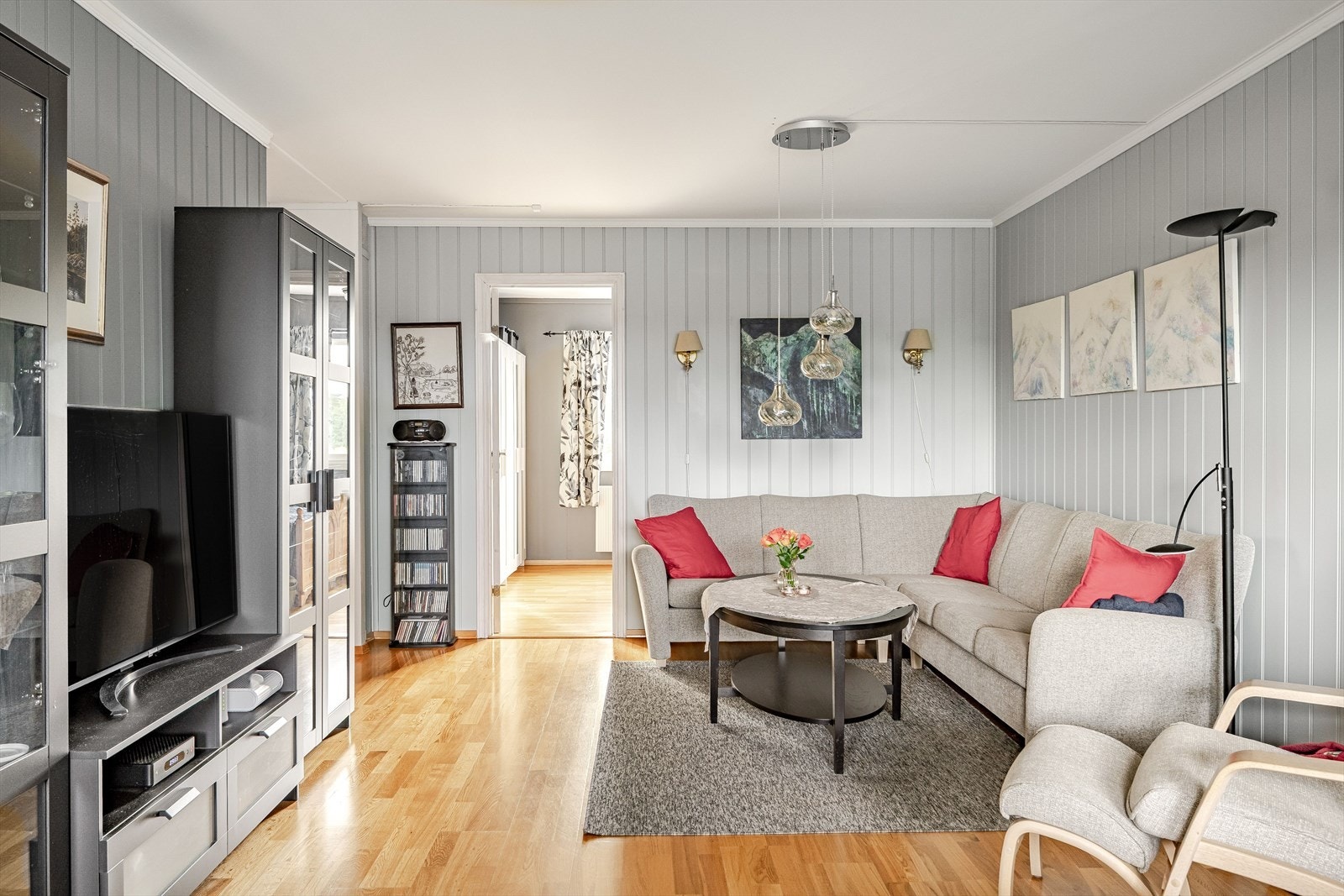 Stuen er romslig med god plass til både sofagruppe med salongbord, mediemøblement med tv og et stort spisebord. Galleribilde