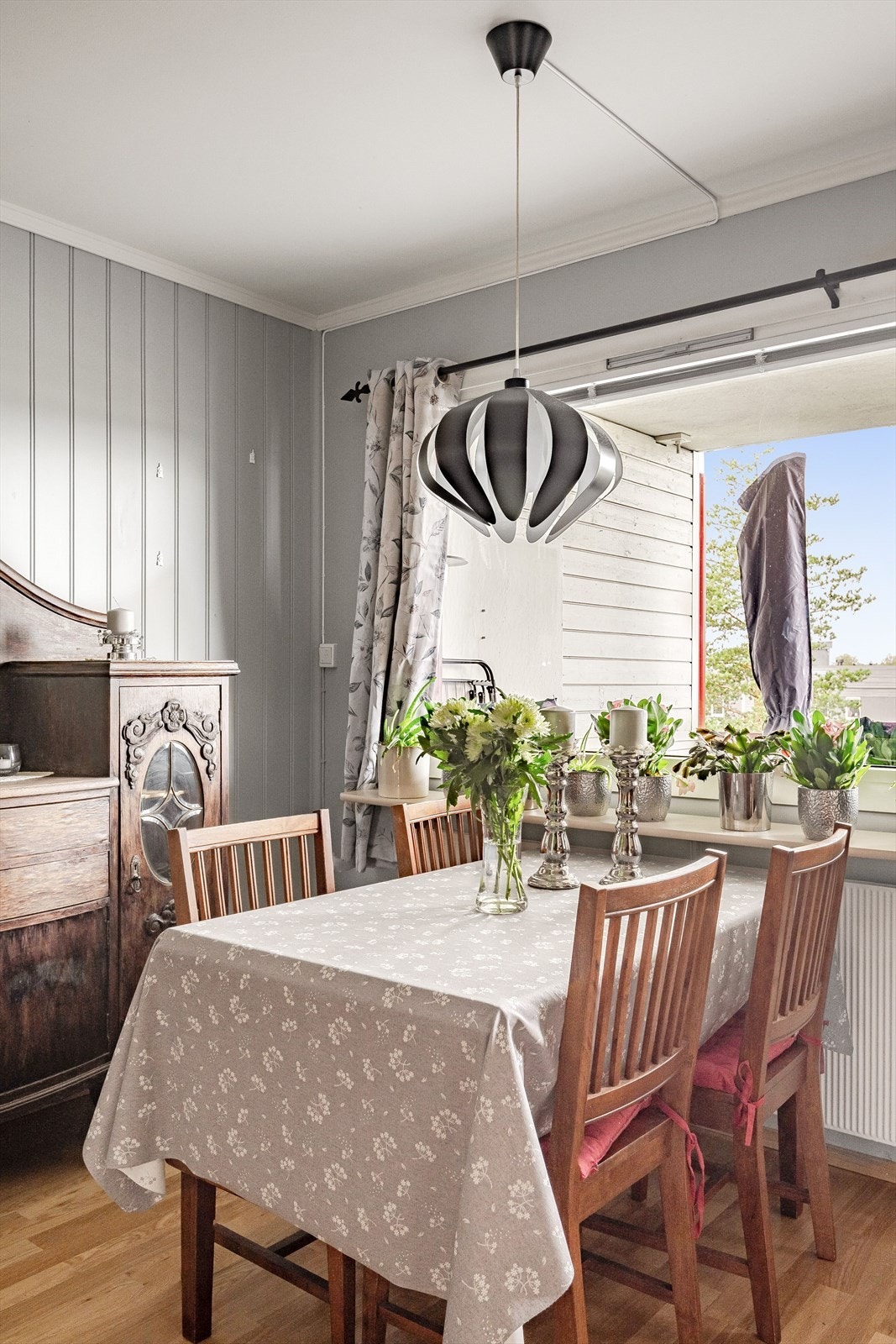 Leiligheten holdes god og lun på vinterstid med fjernvarme til radiatorer. Både á-konto oppvarming (fjernvarme) og grunnpakke TV/bredbånd fra Telenor er inkludert i felleskostnadene. Galleribilde