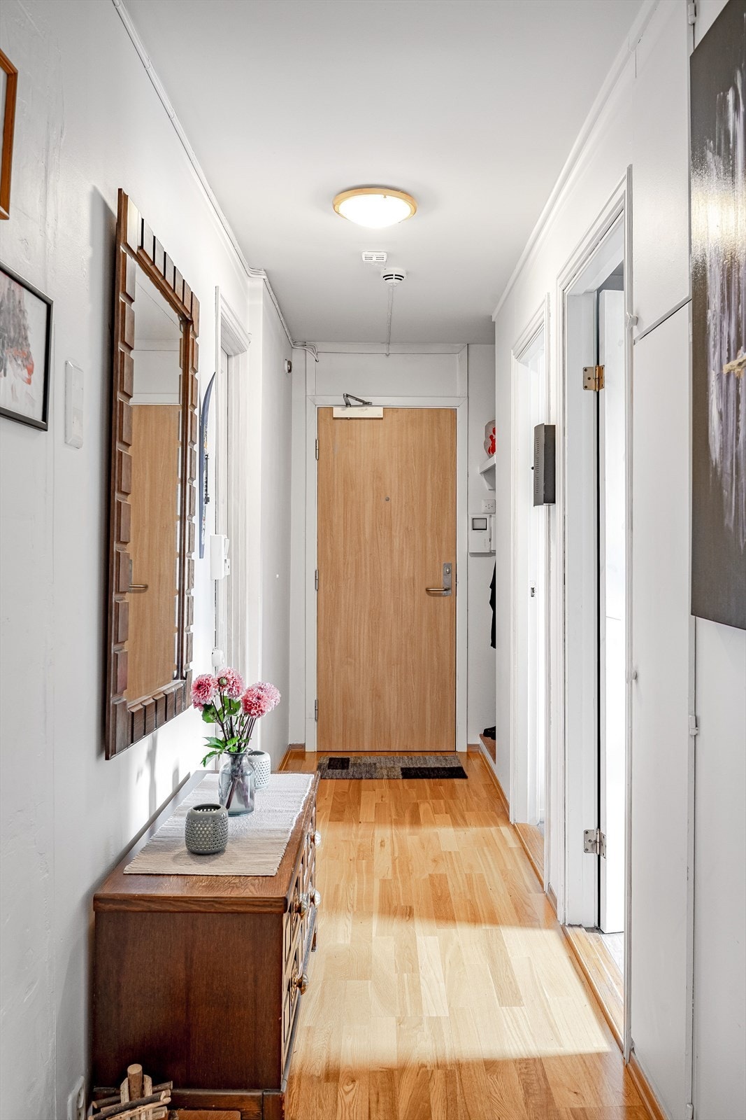 Du ønskes velkommen inn i en lys og hyggelig entré. Galleribilde