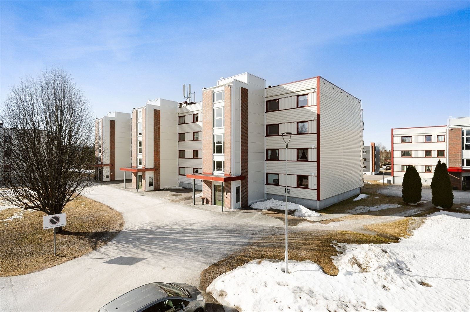 Mulighet for leie av garasjeplass ved ledige plasser. Flott beliggenhet i et rolig og barnevennlig område. Galleribilde